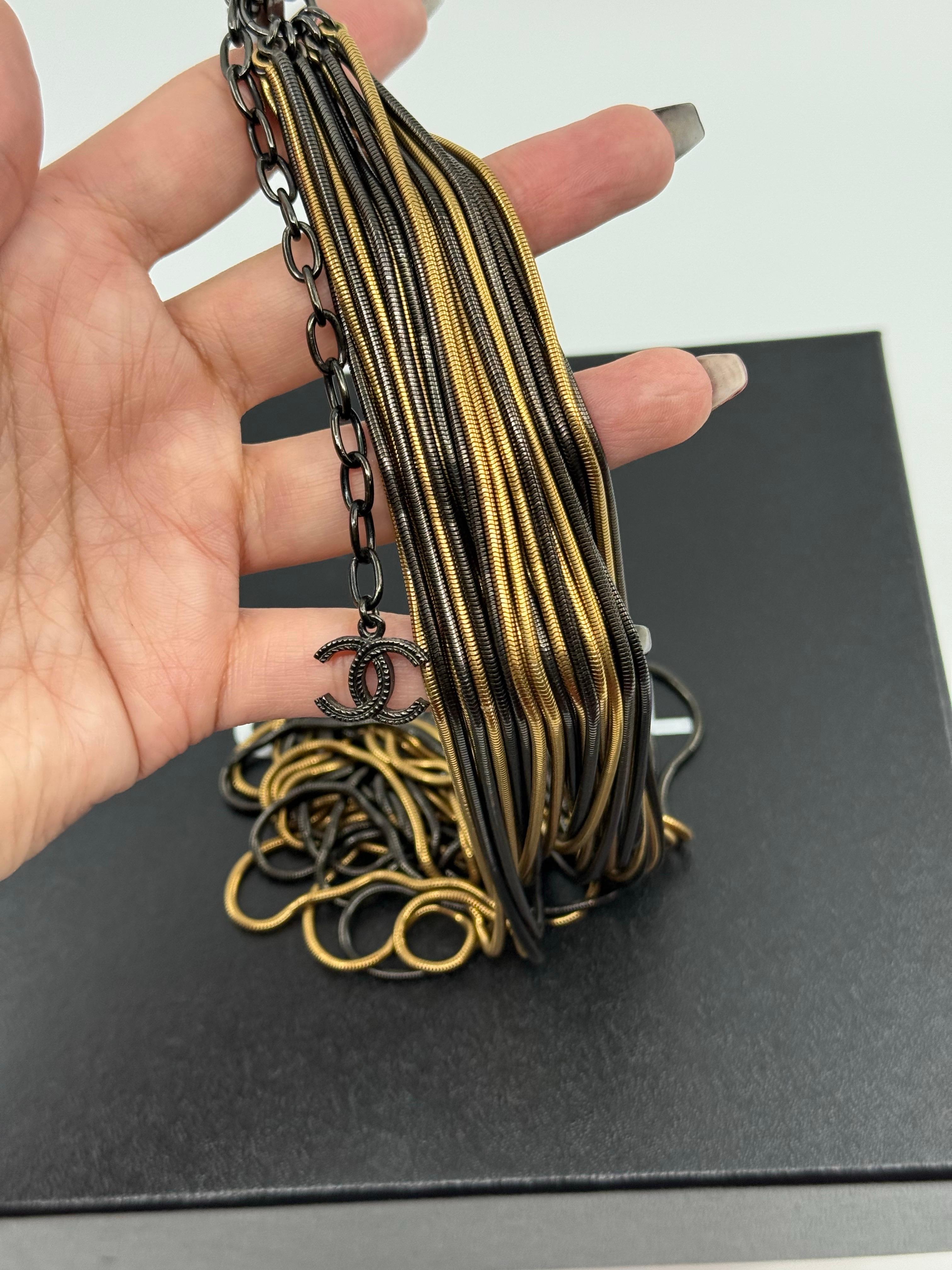 Chanel - Sautoir multibrins en chaîne serpent d'or et de noir métallisé en vente 3