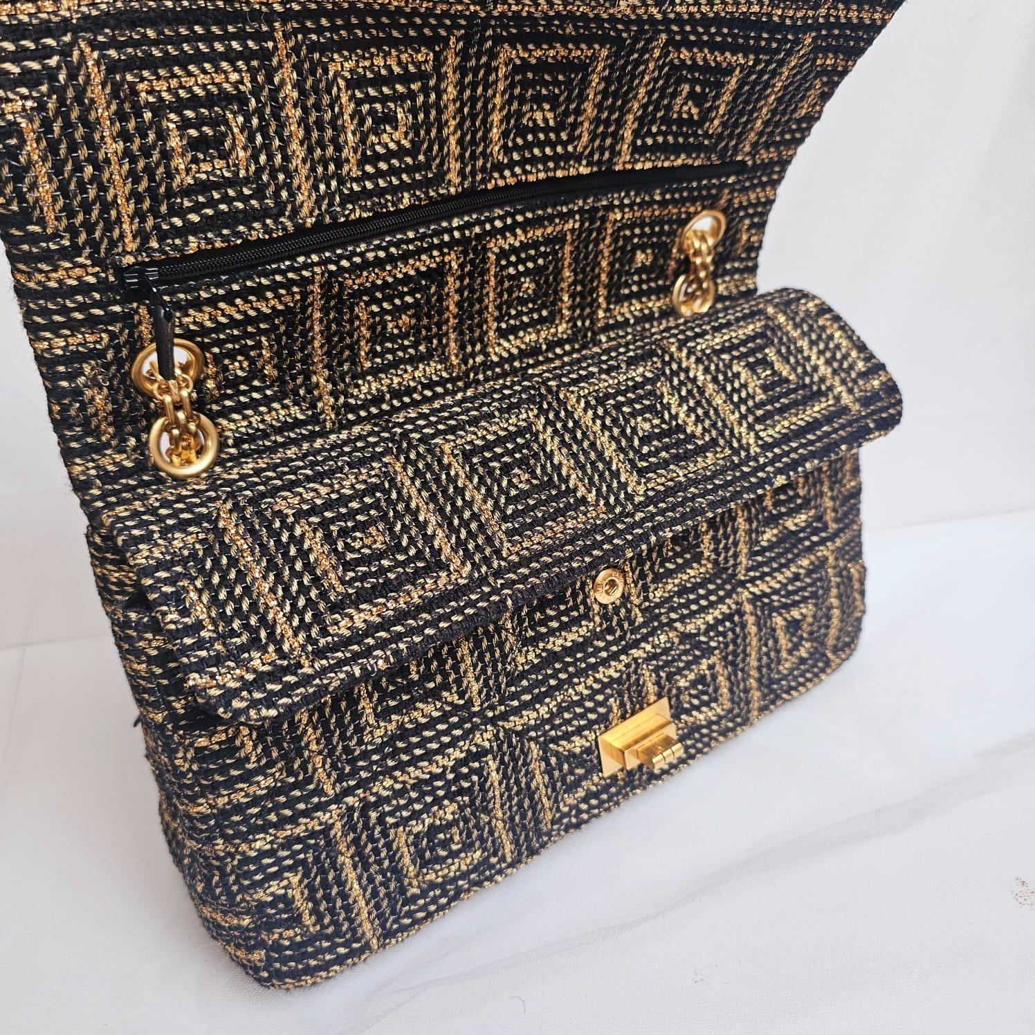 Beautiful tweed reissue bag in medium 226 size. Series 14. Beautifully kept and worn. Minor rubbing on the corners and pull around the buckle area. Faint tarnishing on the turnlock due to the opening mechanism. Comes with its holo, card and dust bag.