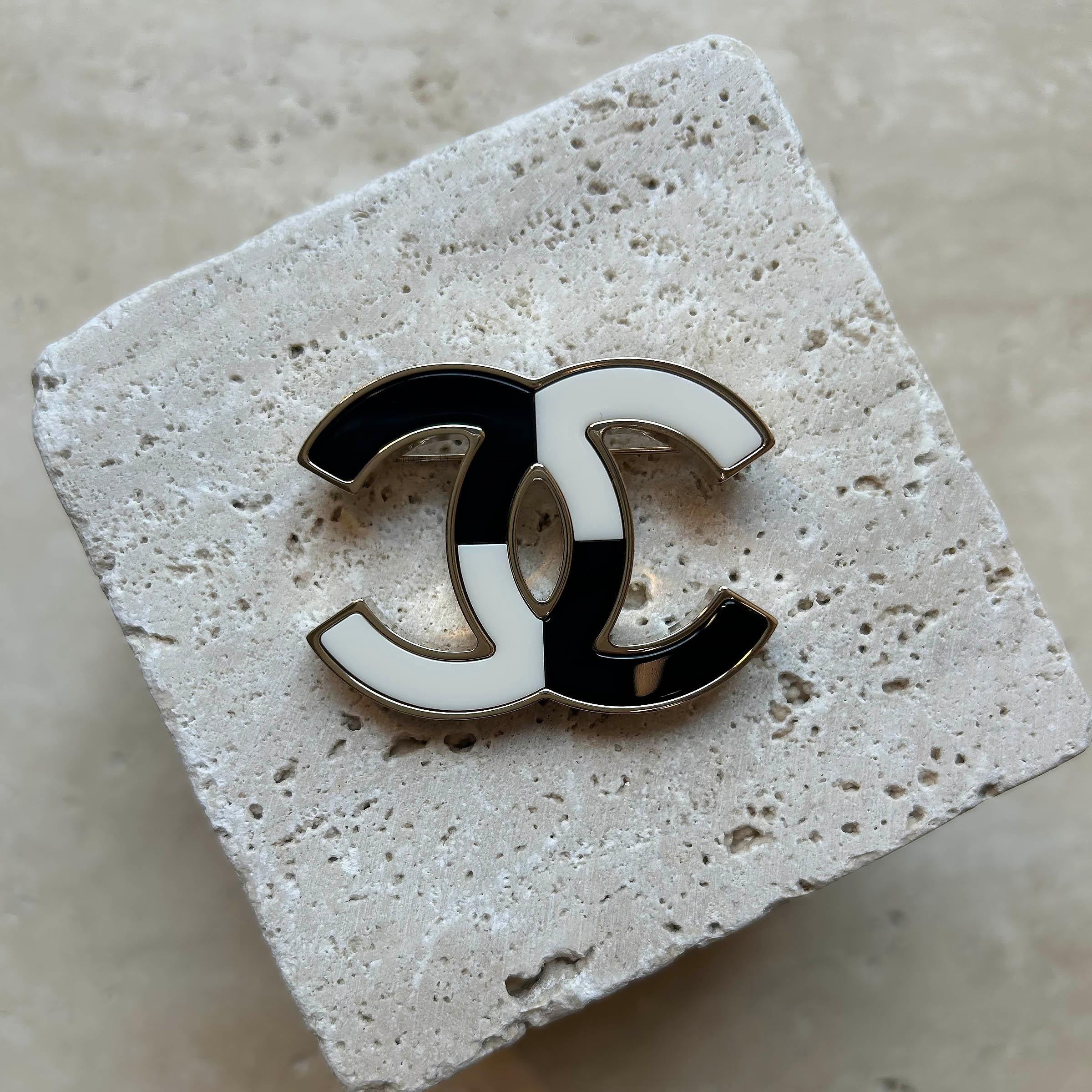 CHANEL Gold Schwarz-Schwarz-Weiß 23C MONTE CARLO LARGE CC Brosche im Angebot 3