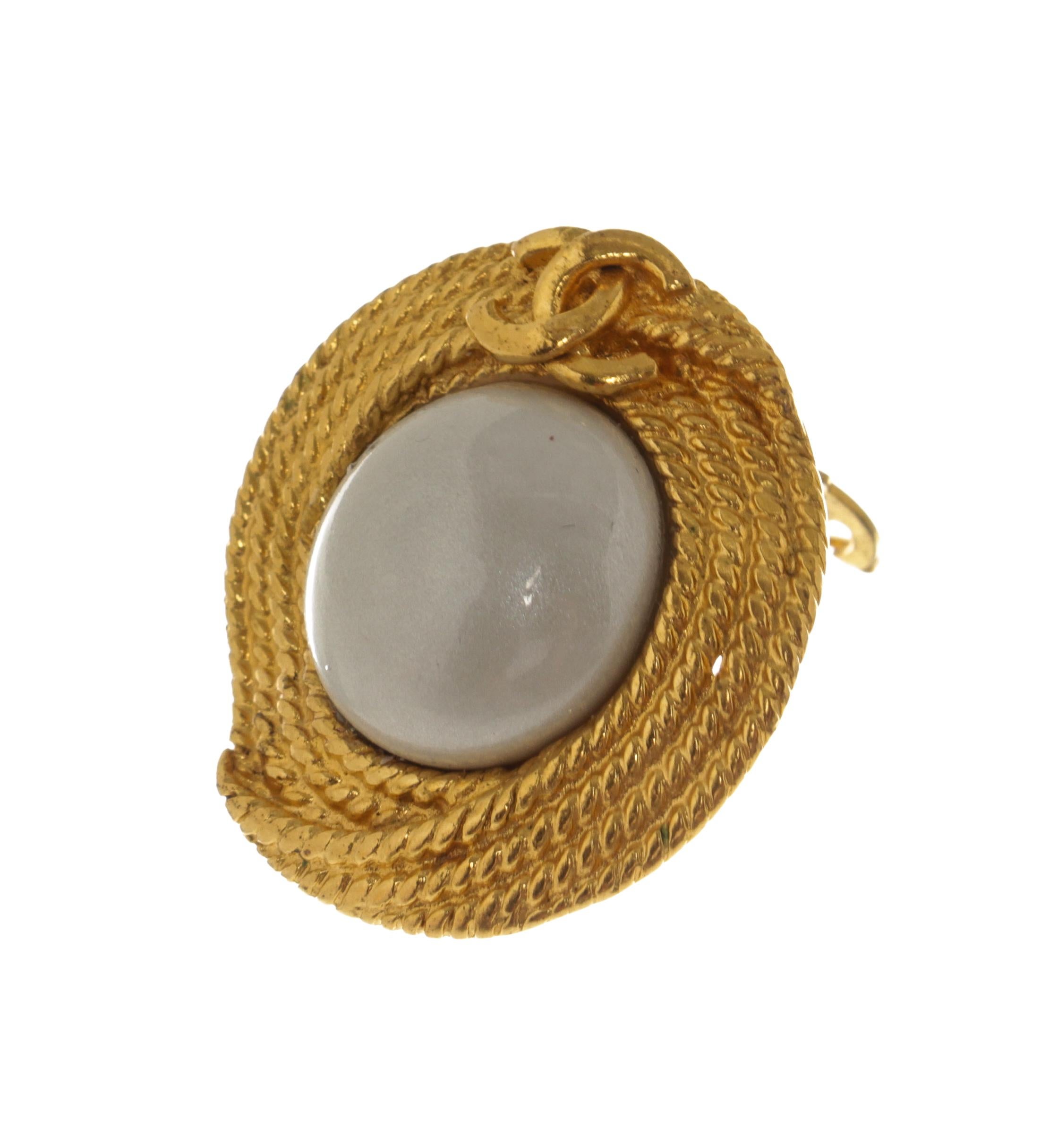 Boucles d'oreilles Chanel avec logo en perles tressées en or Bon état - En vente à Irvine, CA