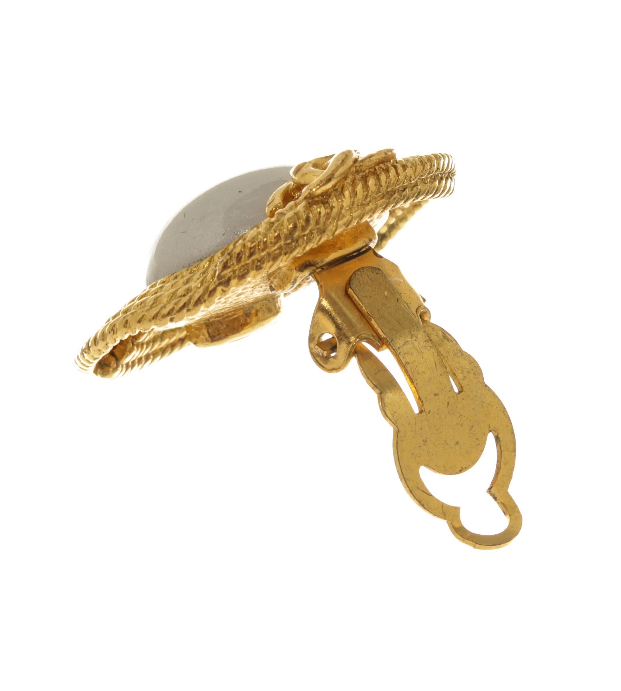 Boucles d'oreilles Chanel avec logo en perles tressées en or en vente 1