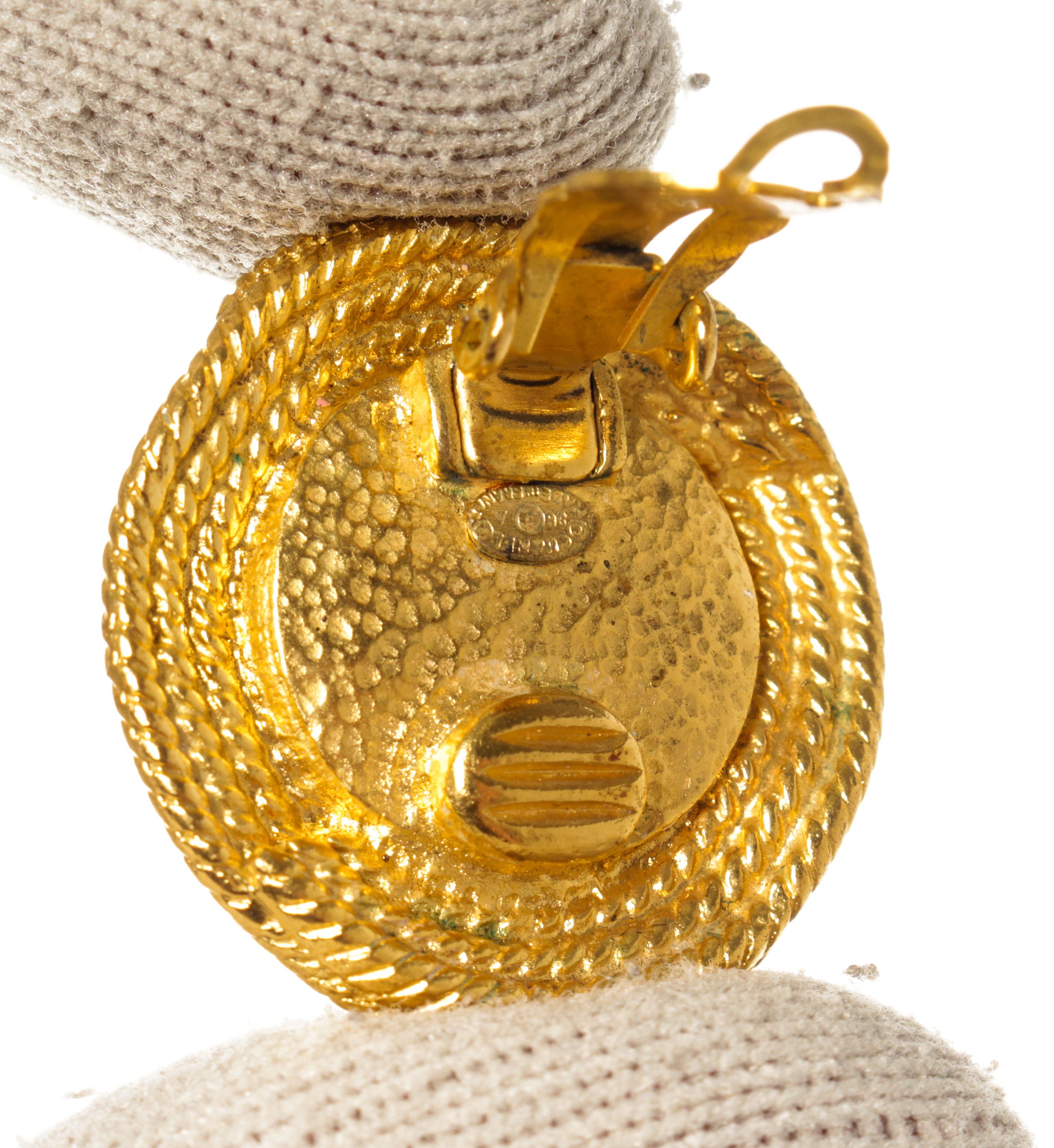 Boucles d'oreilles Chanel avec logo en perles tressées en or en vente 2