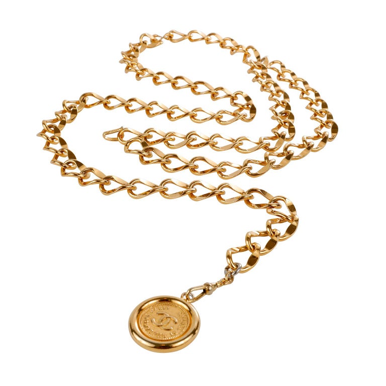 his authentic Chanel Gold Byzantine CC Coin Chain Belt is in excellent condition.  24 karat gold plated single link chain belt with adjustable length.  Gold CC medallion coin dangles from the end.

PBF 13218