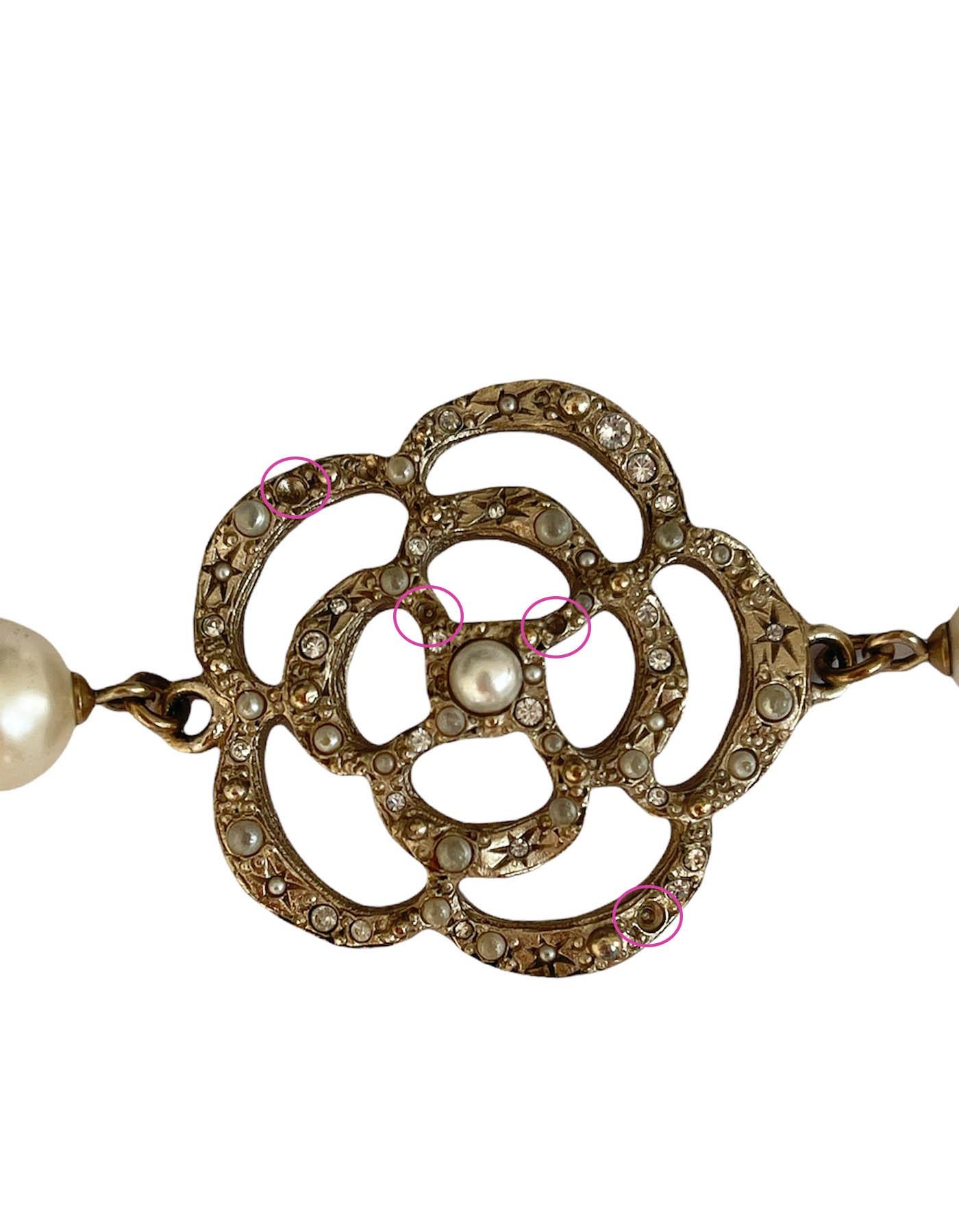 Chanel Bracelet en or, camélia et fausses perles Bon état - En vente à New York, NY