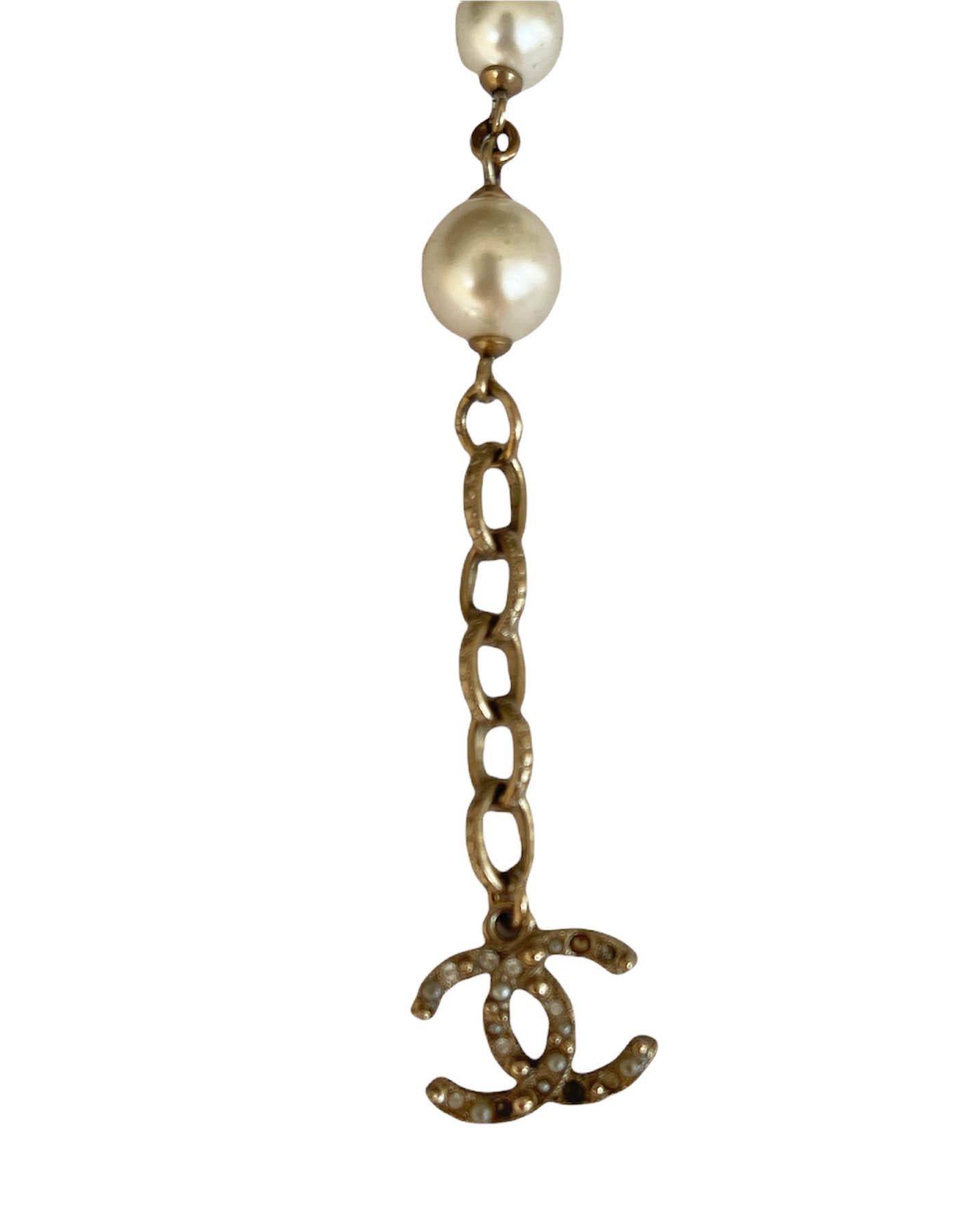 Chanel Bracelet en or, camélia et fausses perles en vente 2