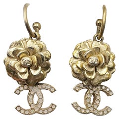 Orecchini Piercing Chanel in oro con fiore di camelia CC e cristallo d'opale