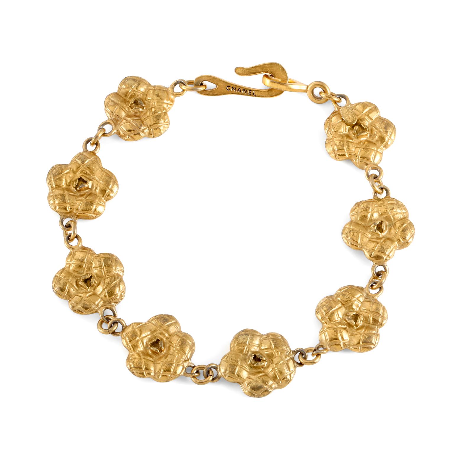 Chanel Gold Kamelienblumen-Armband Damen im Angebot