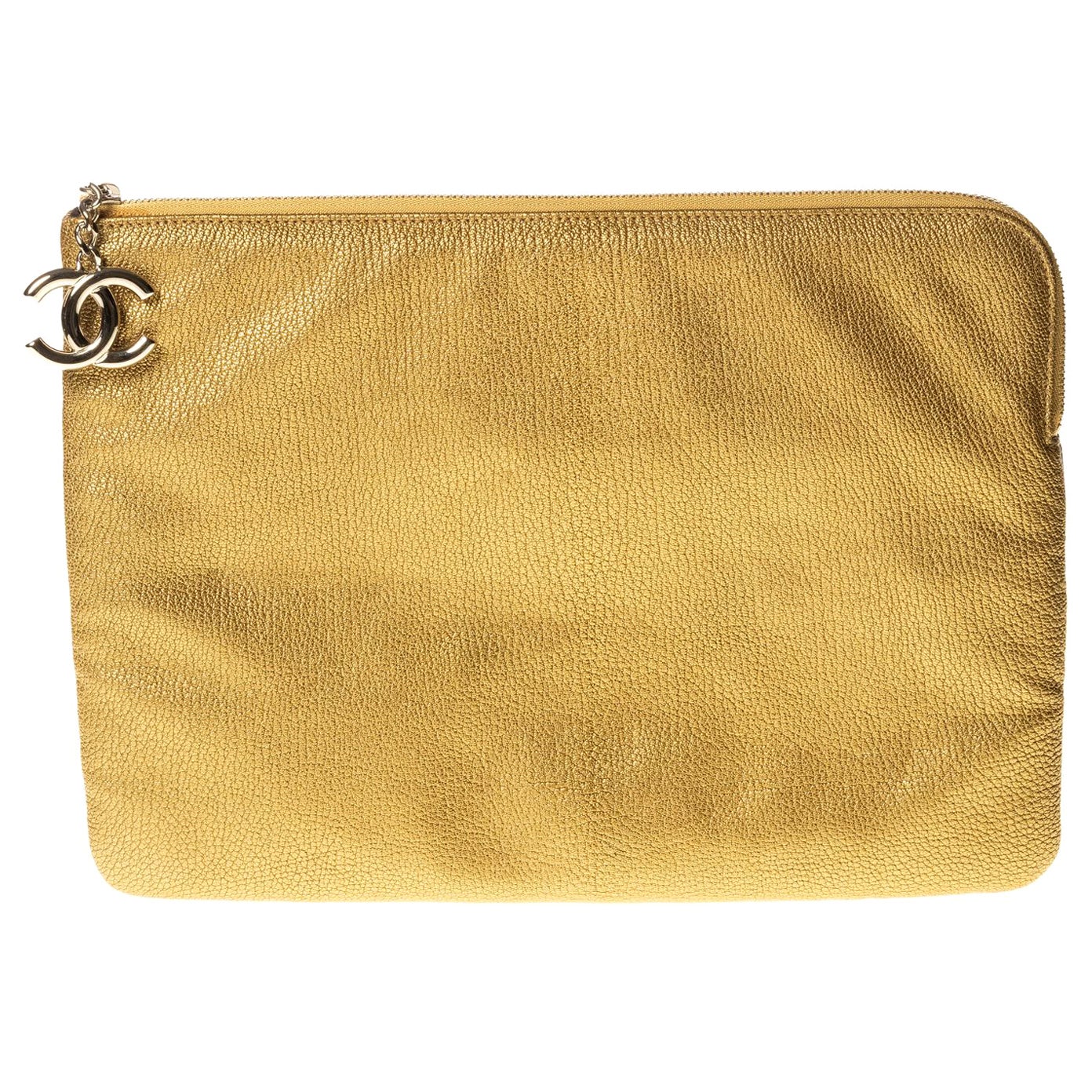 Chanel Goldene Kaviar-Leder-Clutch mit O-Etui (ca. 2008) im Angebot