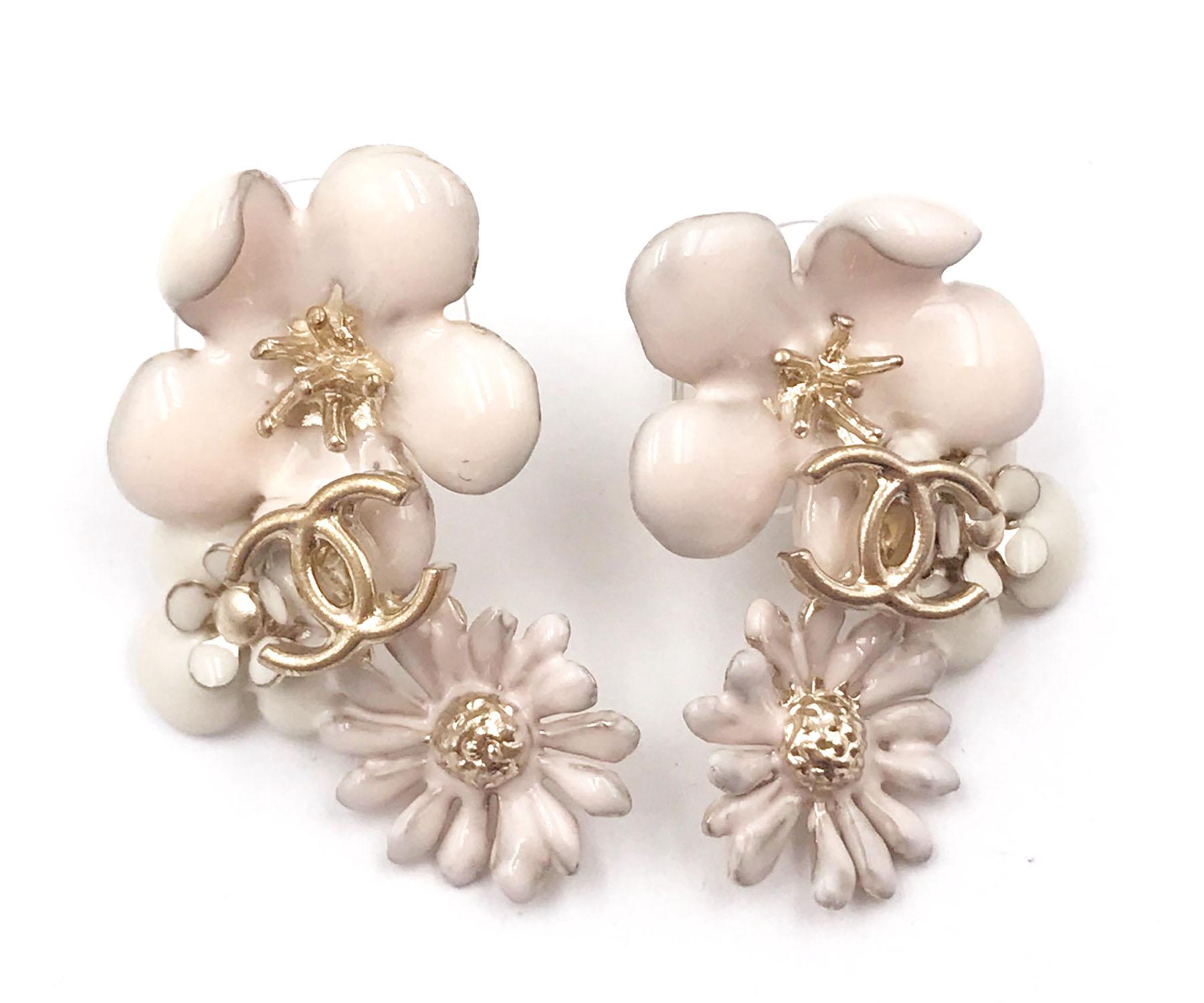 Chanel Gold CC 3 Ivory Flowers Piercing Earrings

*Marked 11
*Made in Italy
*Comes with the original box

-It is approximately 1.1