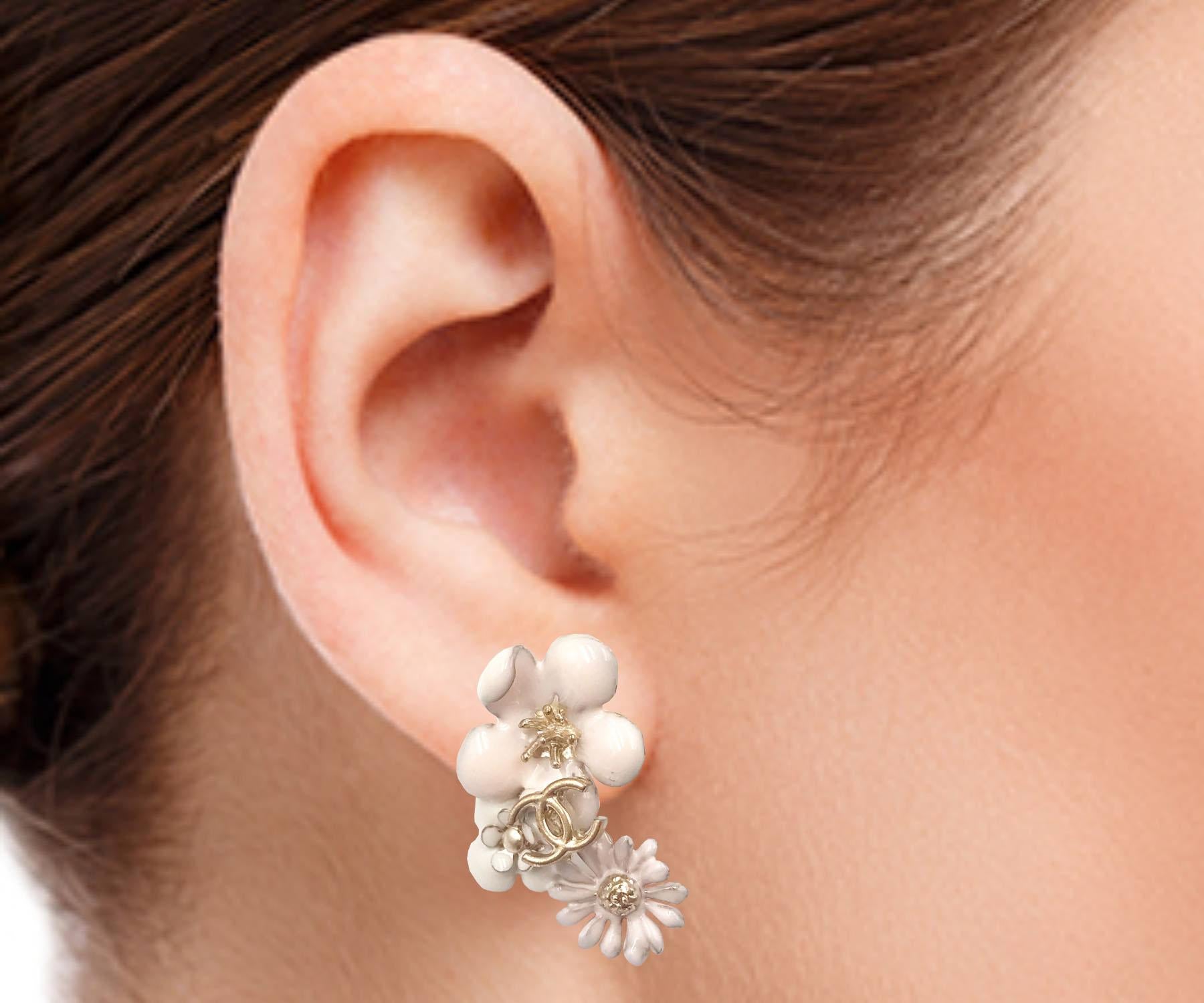 Chanel Gold CC 3 Ivory Flowers Piercing Earrings  In Excellent Condition For Sale In Pasadena, CA