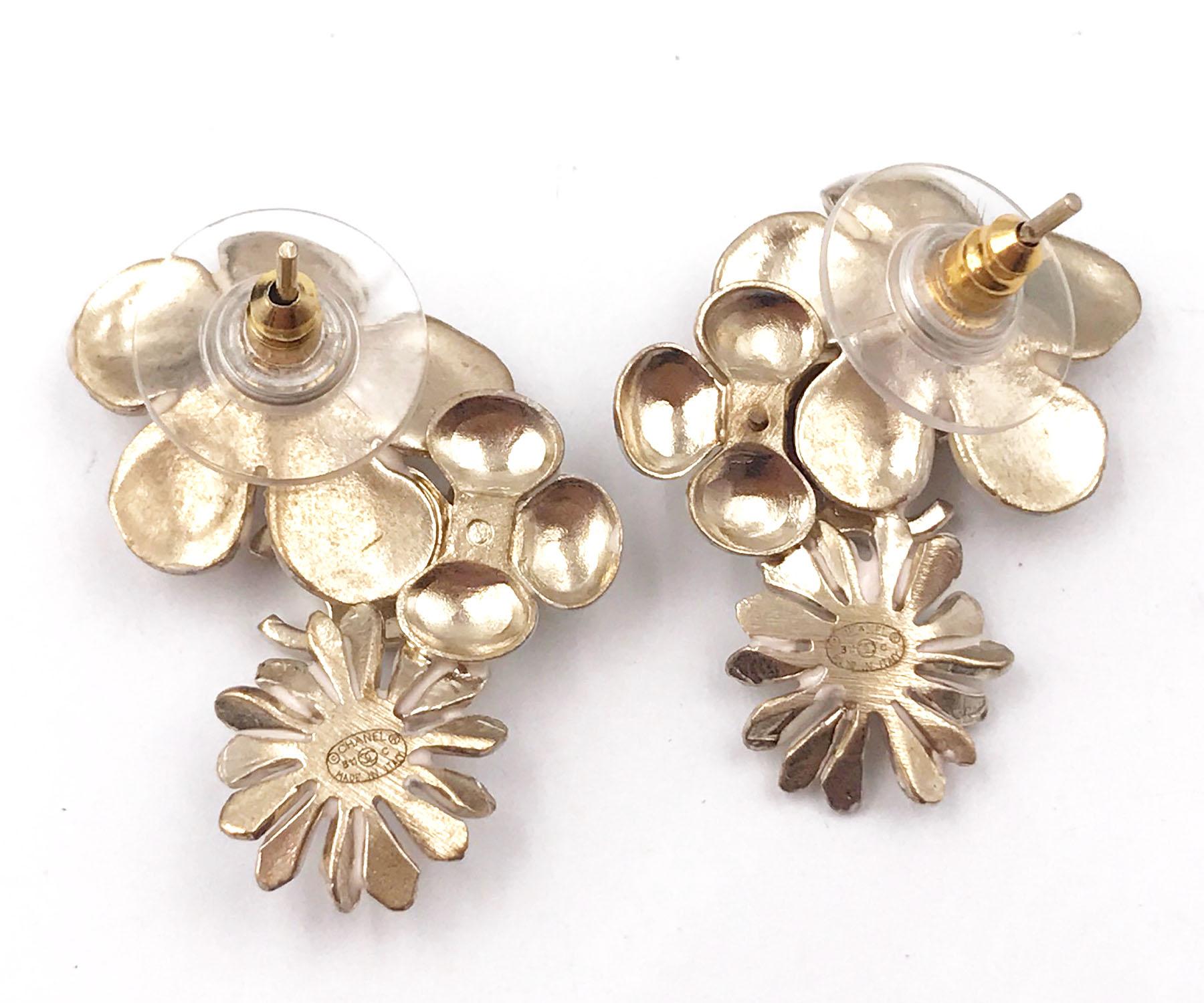 Women's Chanel Classic Gold CC 3 Ivory Flowers Stud  Piercing Earrings  For Sale