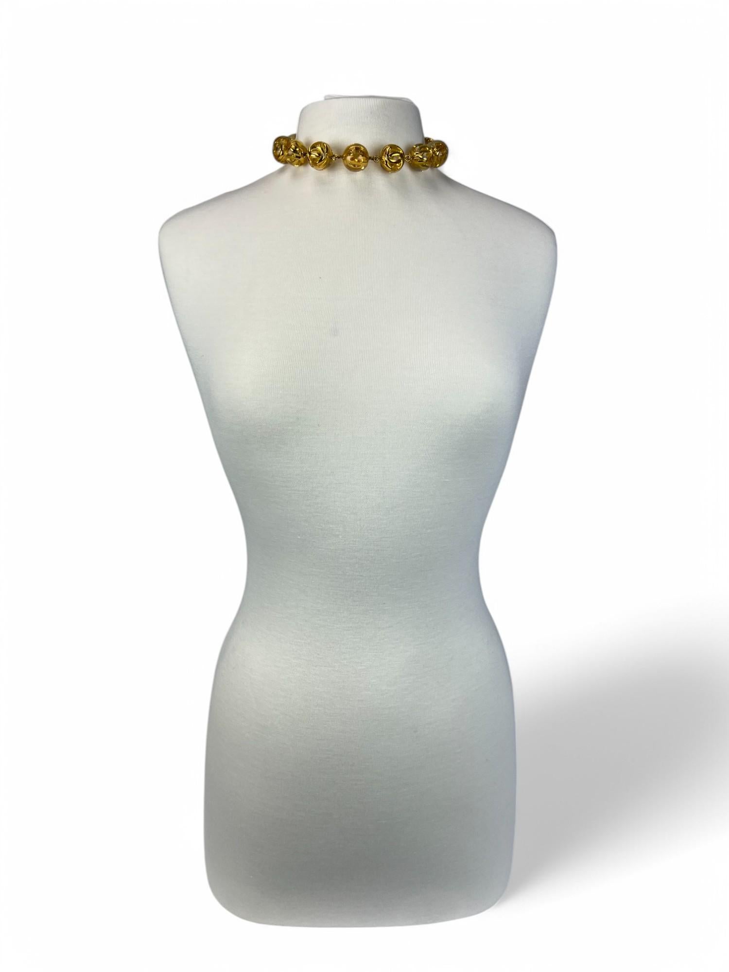 Una pieza de elegancia atemporal, esta Gargantilla Chanel Gold CC Bauble destila glamour vintage y atrevida sofisticación. Diseñada por Victoire de Castellane bajo la dirección creativa de Karl Lagerfeld, esta llamativa pieza es un raro y muy