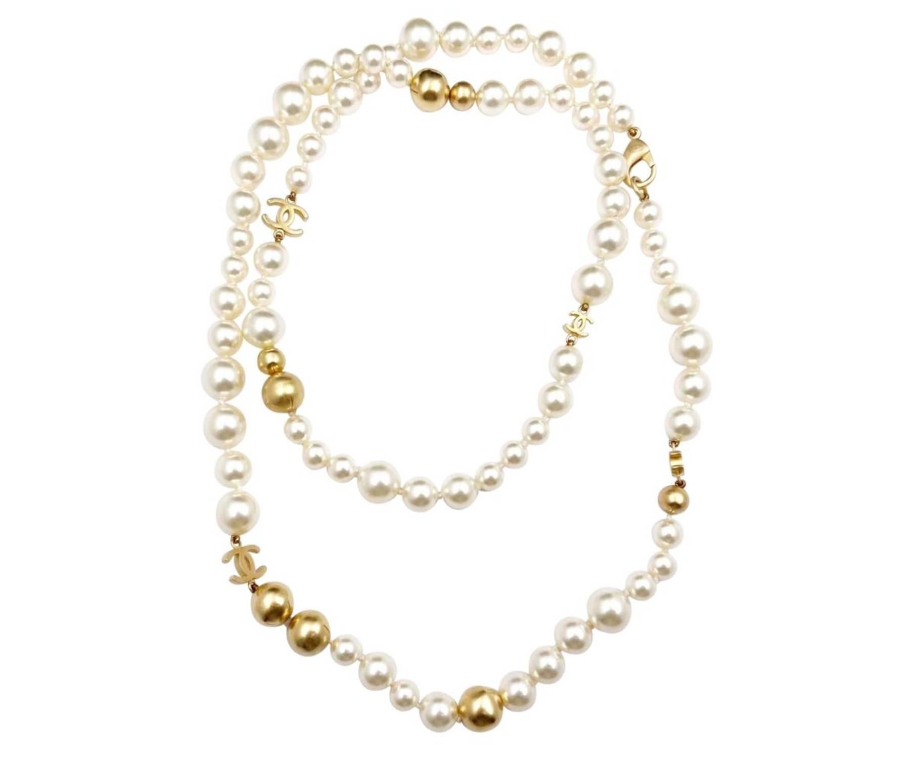 Chanel Gold CC Bead Faux Pearl Long Necklace

*Marked 07
*Made in Italy
*Comes with original box

-The chain is approximately 36″ long.
-It is very classic and great with any outfits.
-In an excellent condition

4017-49446