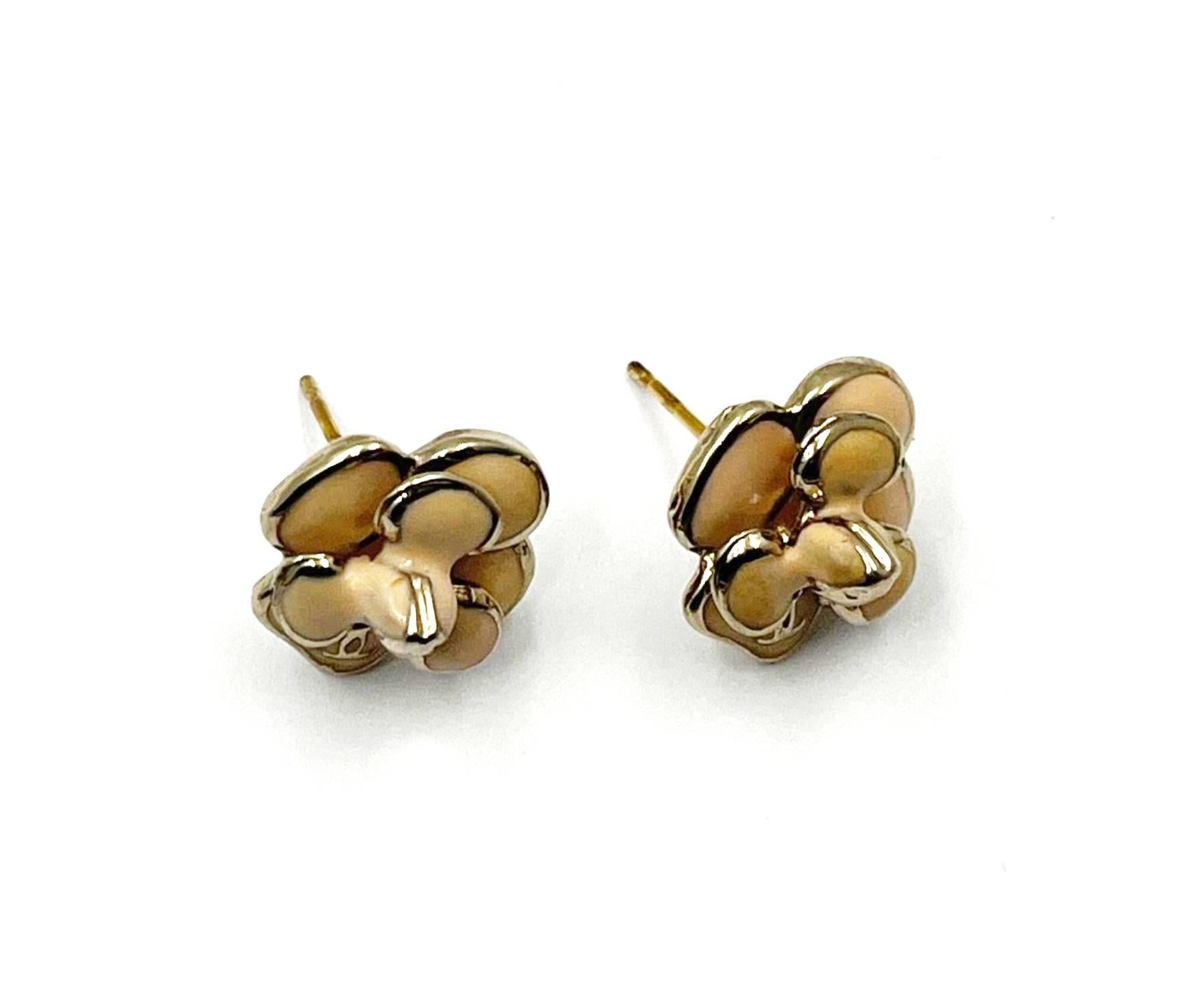 Chanel Gold CC Beige Flower Small Piercing Earrings

*Marked 08
*Made in France

-Approximately 0.5″ x 0.5″
-Very classic and pretty
-In a very good condition

1038- 44422