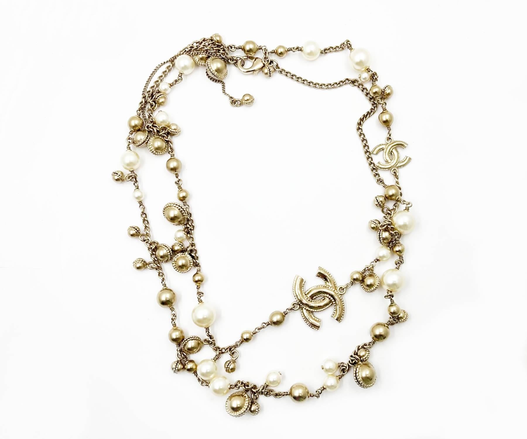 Chanel Gold CC Bell Pearl Necklace

*Marked 12
*Made in Italy
*Comes with the original box and pouch

-The largest pendant is approximately 1.1″ x 0.9″ .
-Chain is approximately total 40″ long .
-In an excellent condition and it has a very pretty