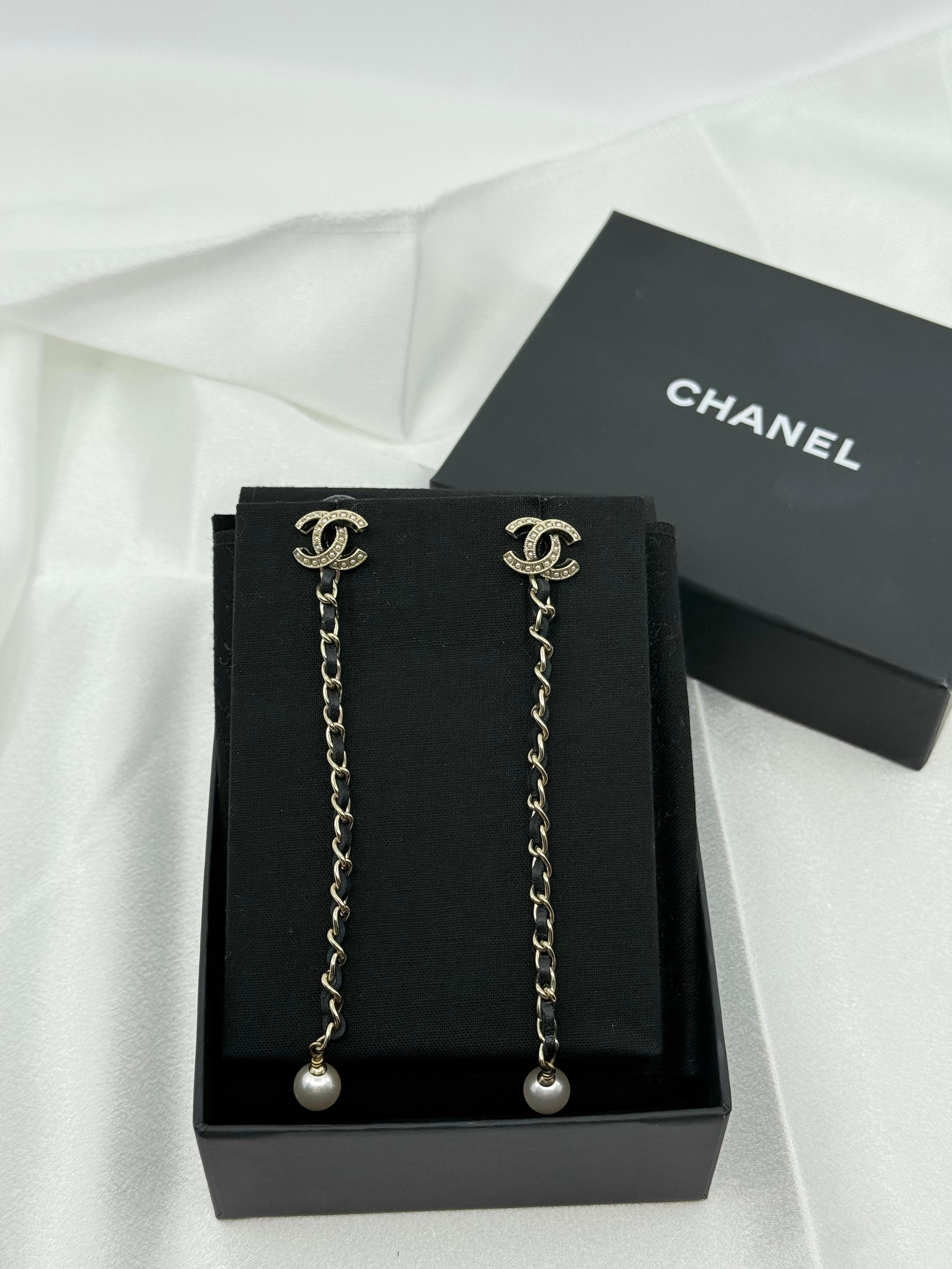 CHANEL Gold CC Black Leather Chain Pearl Dangle Earrings en vente 6