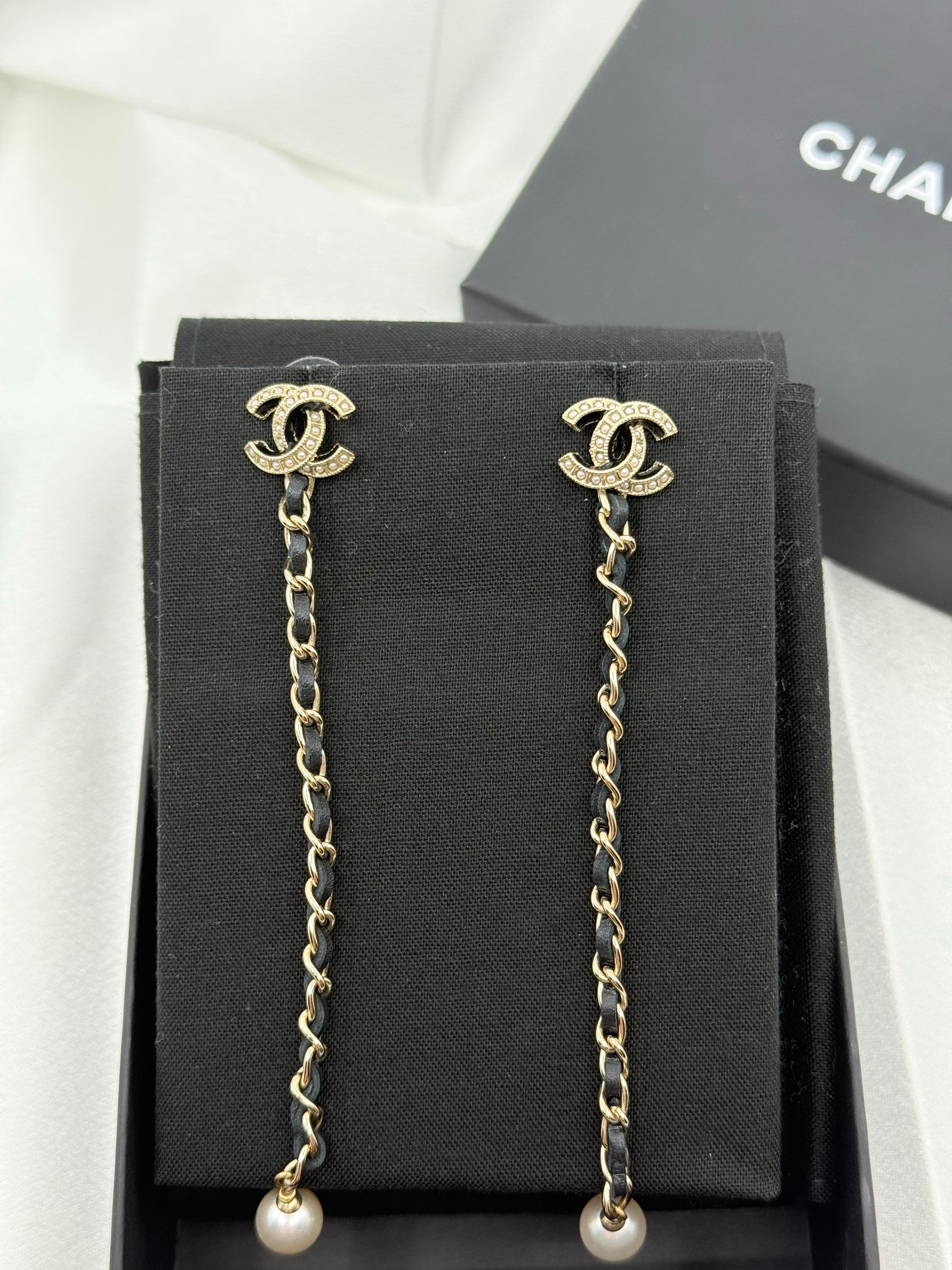 DETAILS:
Hallmark: CHANEL
Made in France
2019 collection
The earrings are in good condition showing minimal wear
Comes with box and pouch

IMPORTANT INFORMATION:
This item is a pre-owned piece. We have made every effort to accurately describe and