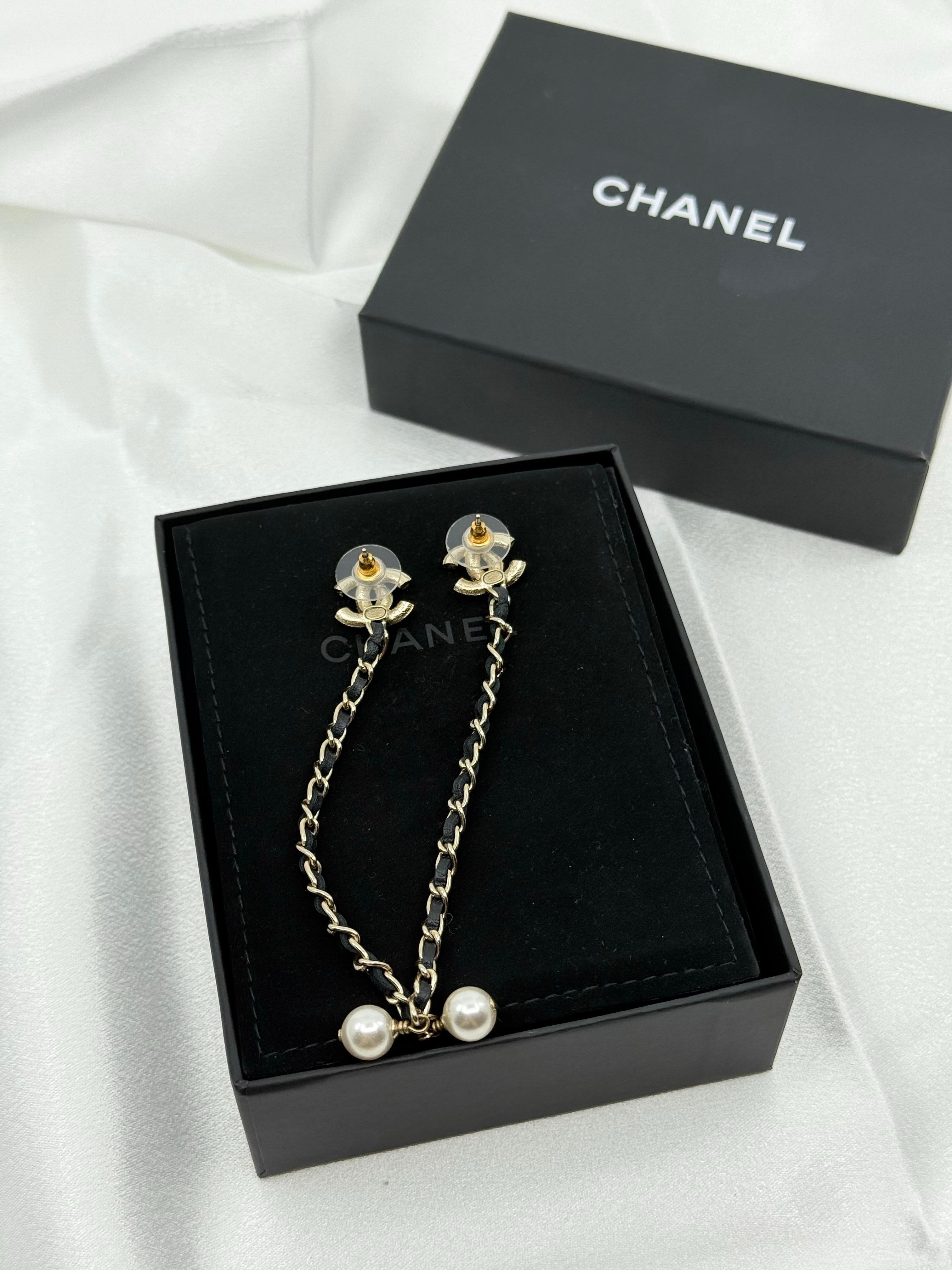 CHANEL Gold CC Black Leather Chain Pearl Dangle Earrings Bon état - En vente à Bellevue, WA