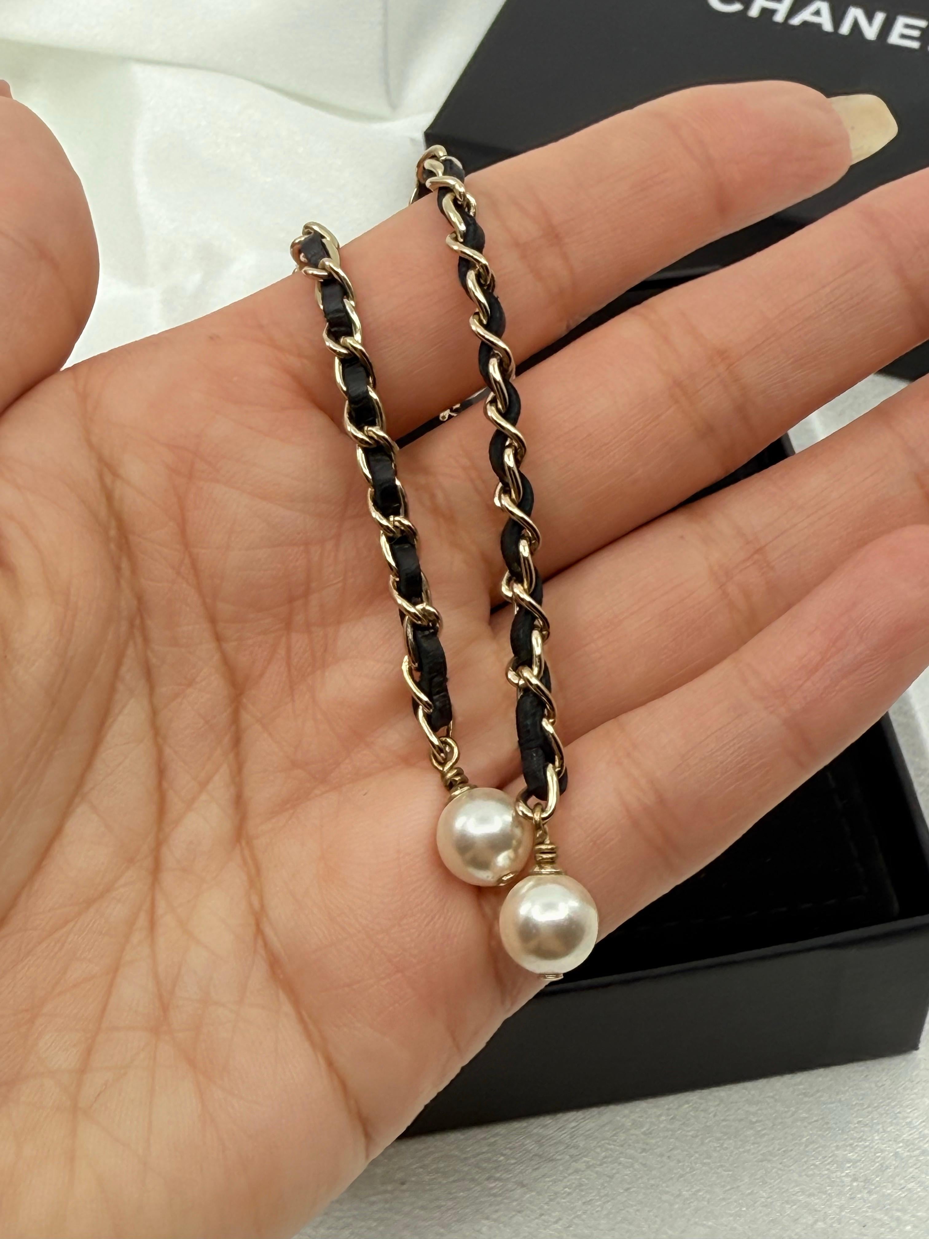 CHANEL Gold CC Black Leather Chain Pearl Dangle Earrings Unisexe en vente