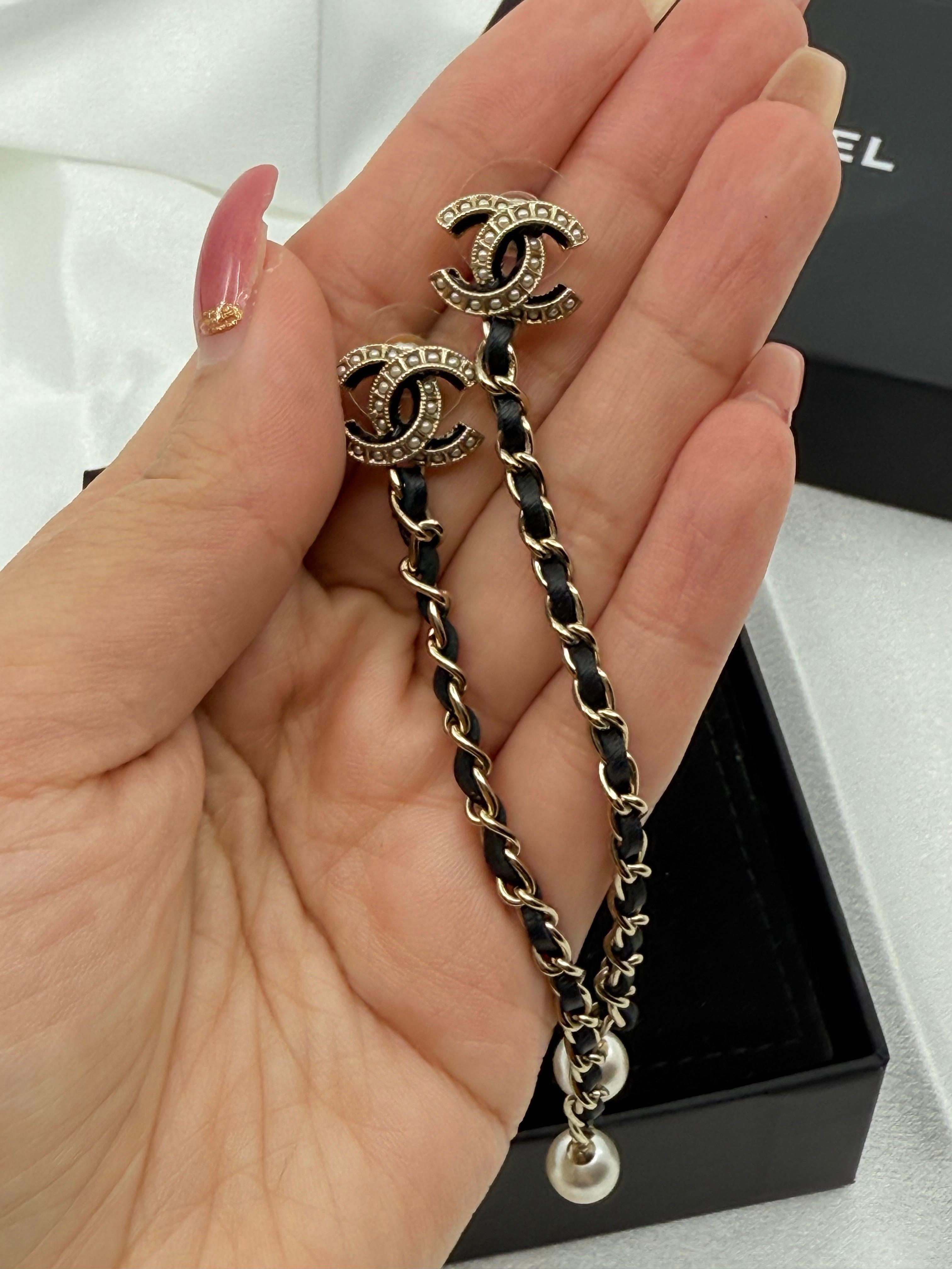 CHANEL Gold CC Black Leather Chain Pearl Dangle Earrings en vente 1