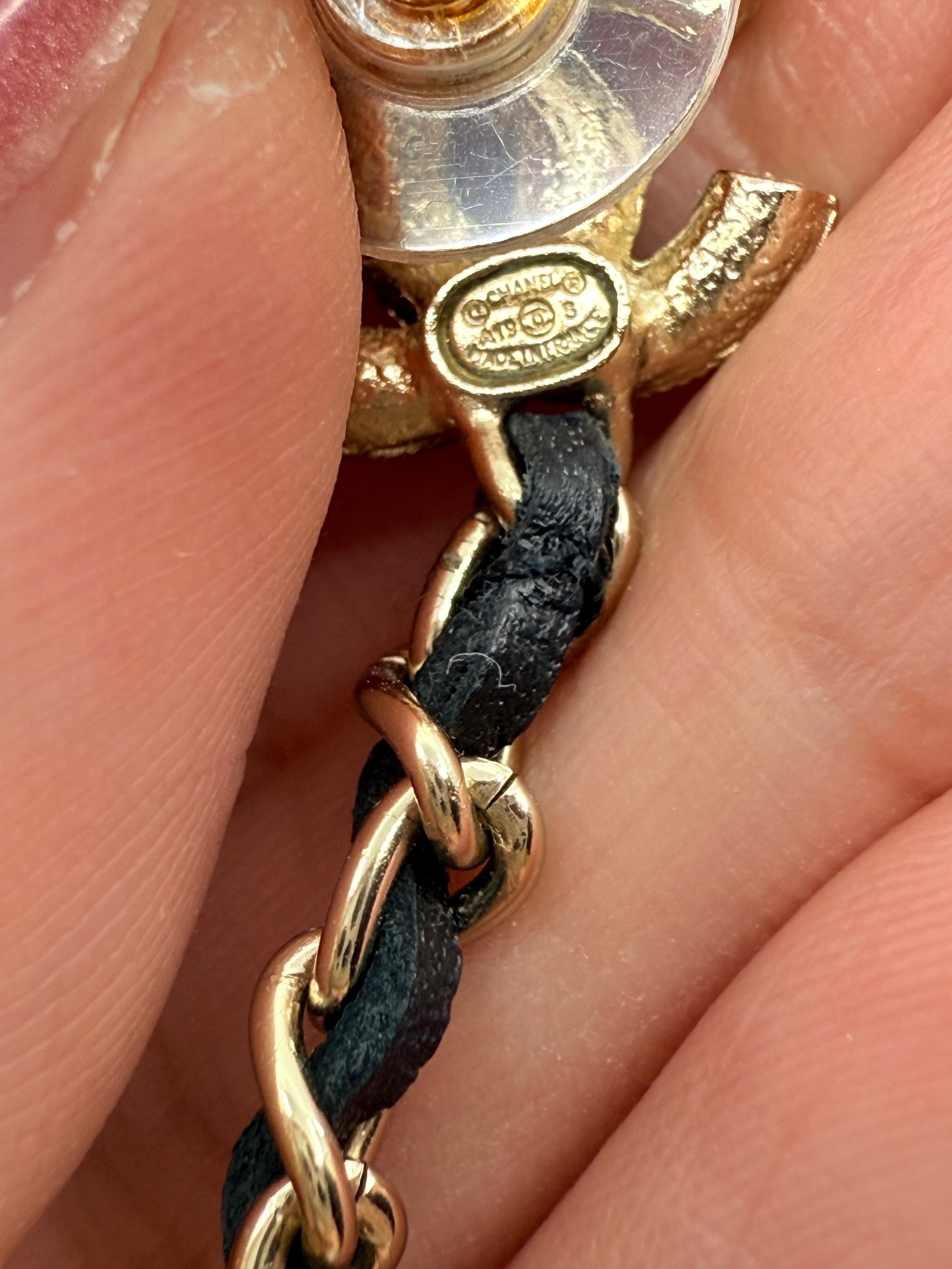 CHANEL Gold CC Black Leather Chain Pearl Dangle Earrings en vente 2