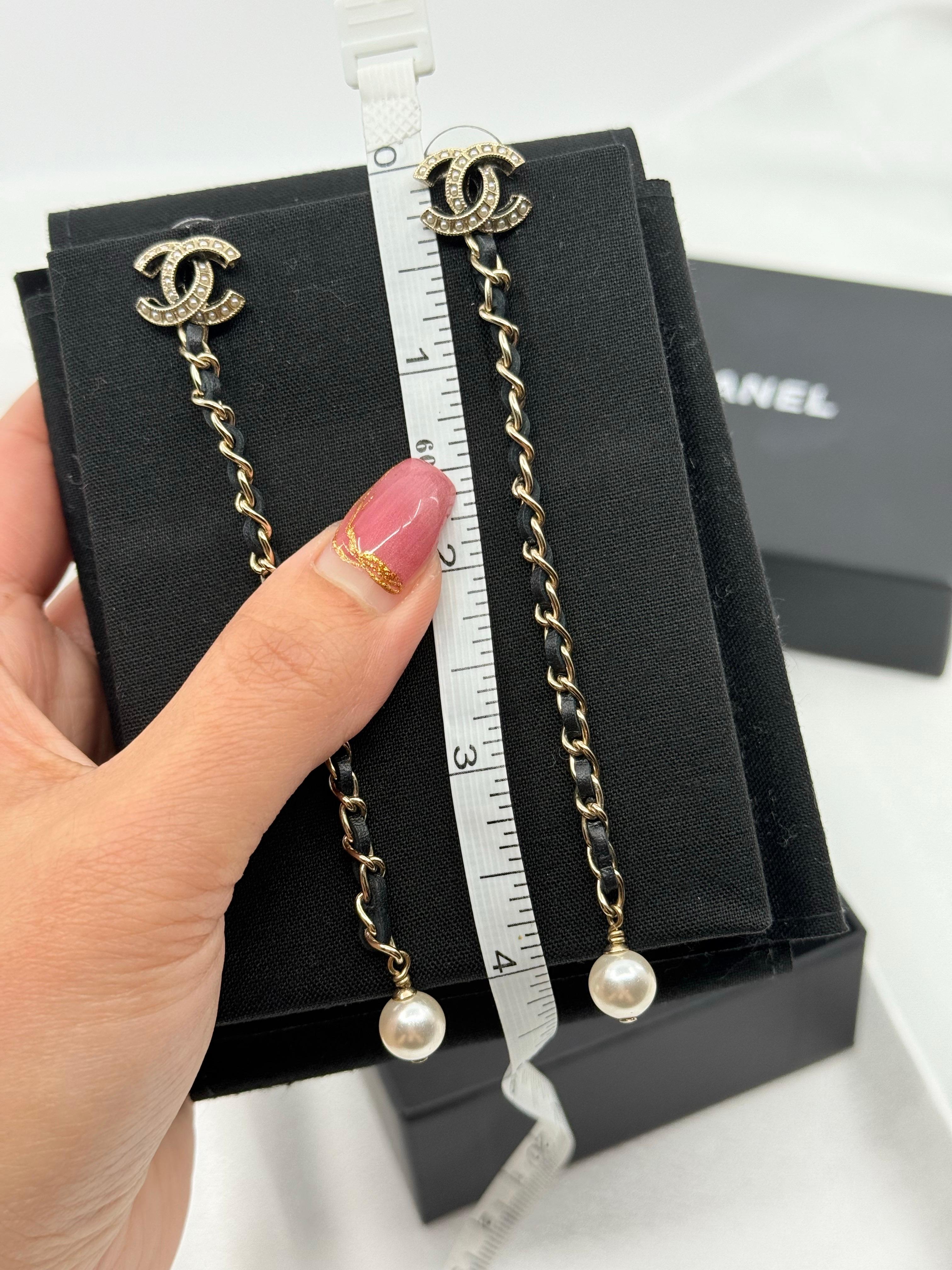 CHANEL Gold CC Black Leather Chain Pearl Dangle Earrings en vente 3