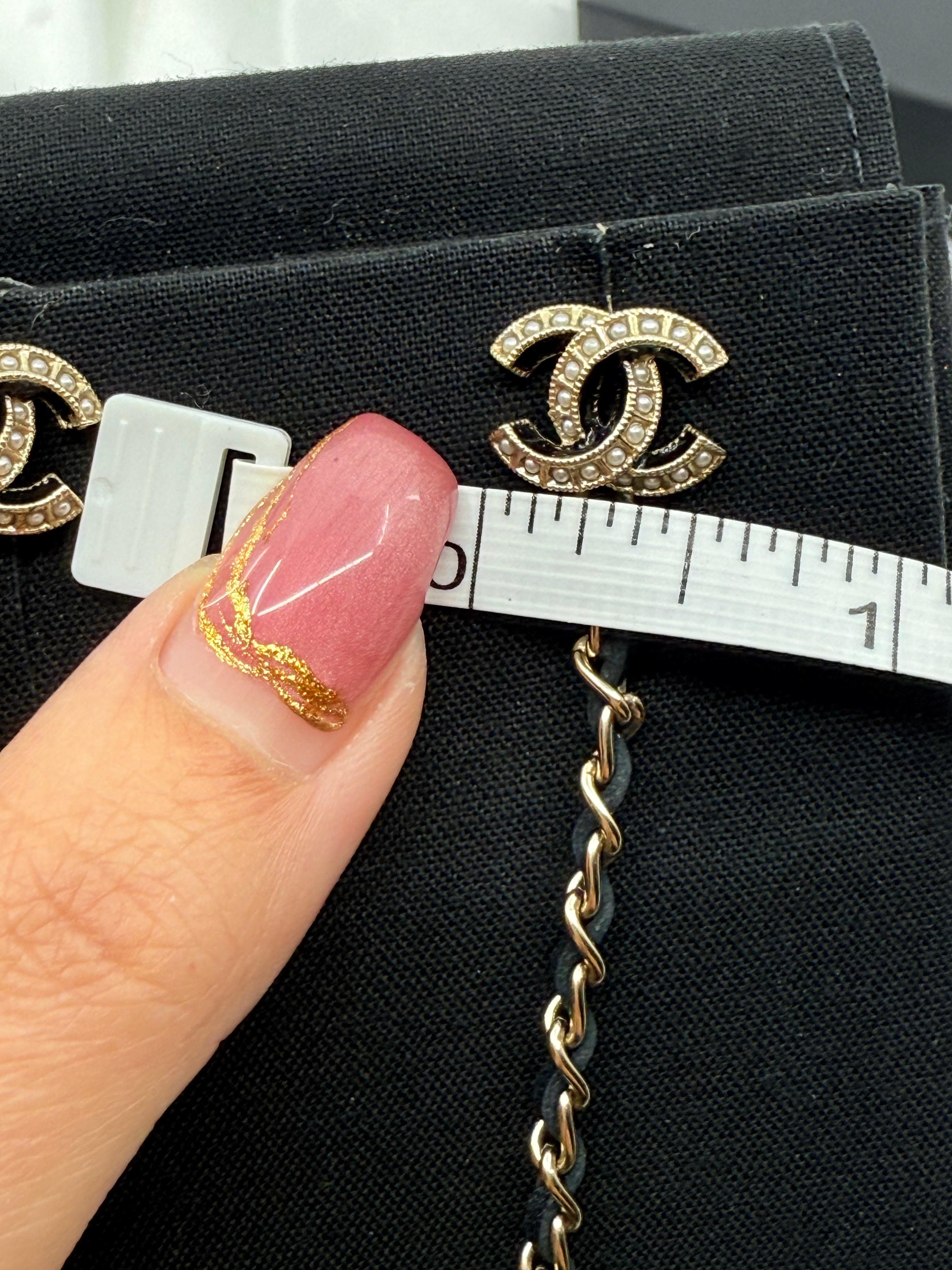 CHANEL Gold CC Black Leather Chain Pearl Dangle Earrings en vente 4