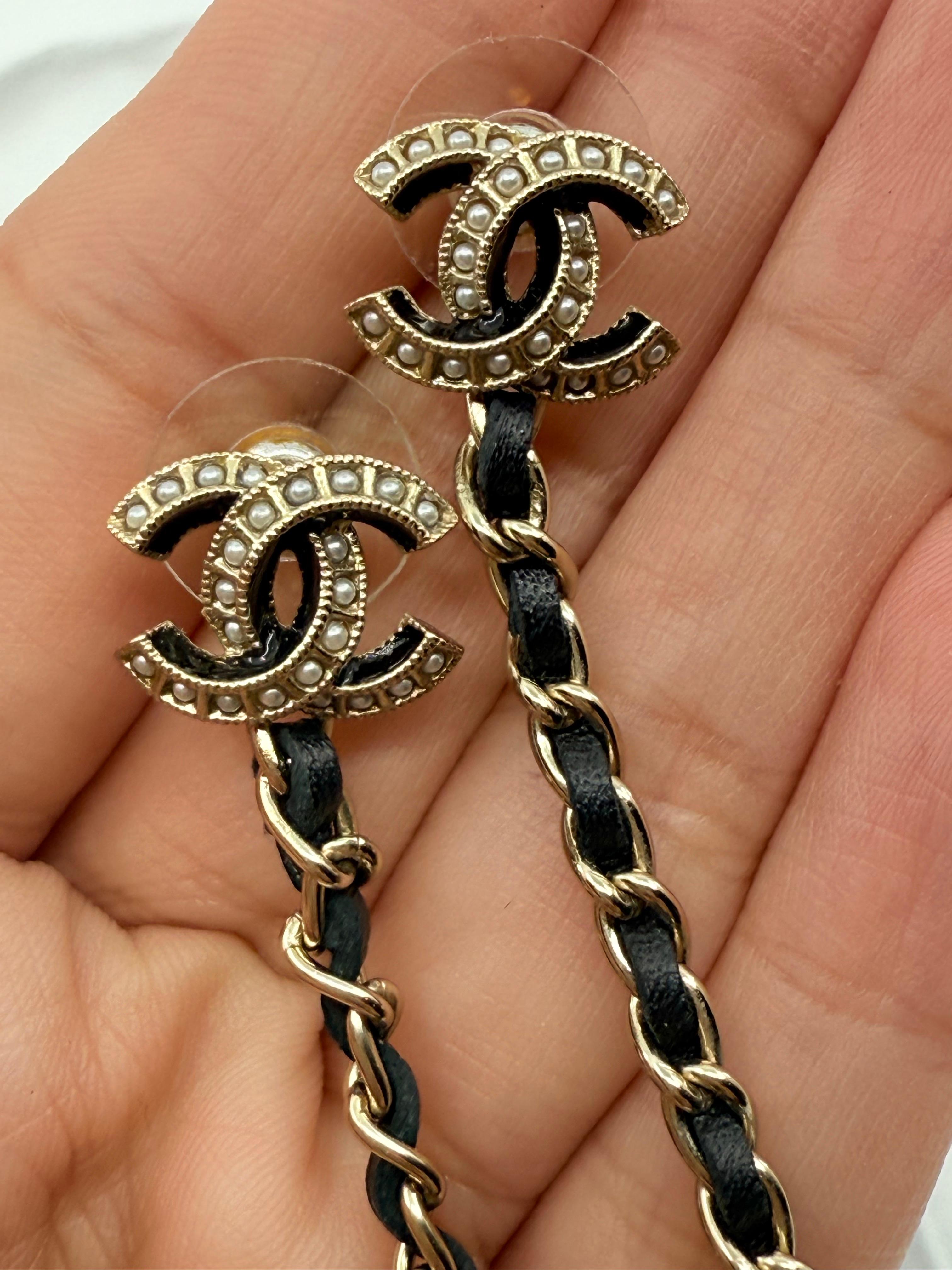 CHANEL Gold CC Black Leather Chain Pearl Dangle Earrings en vente 5
