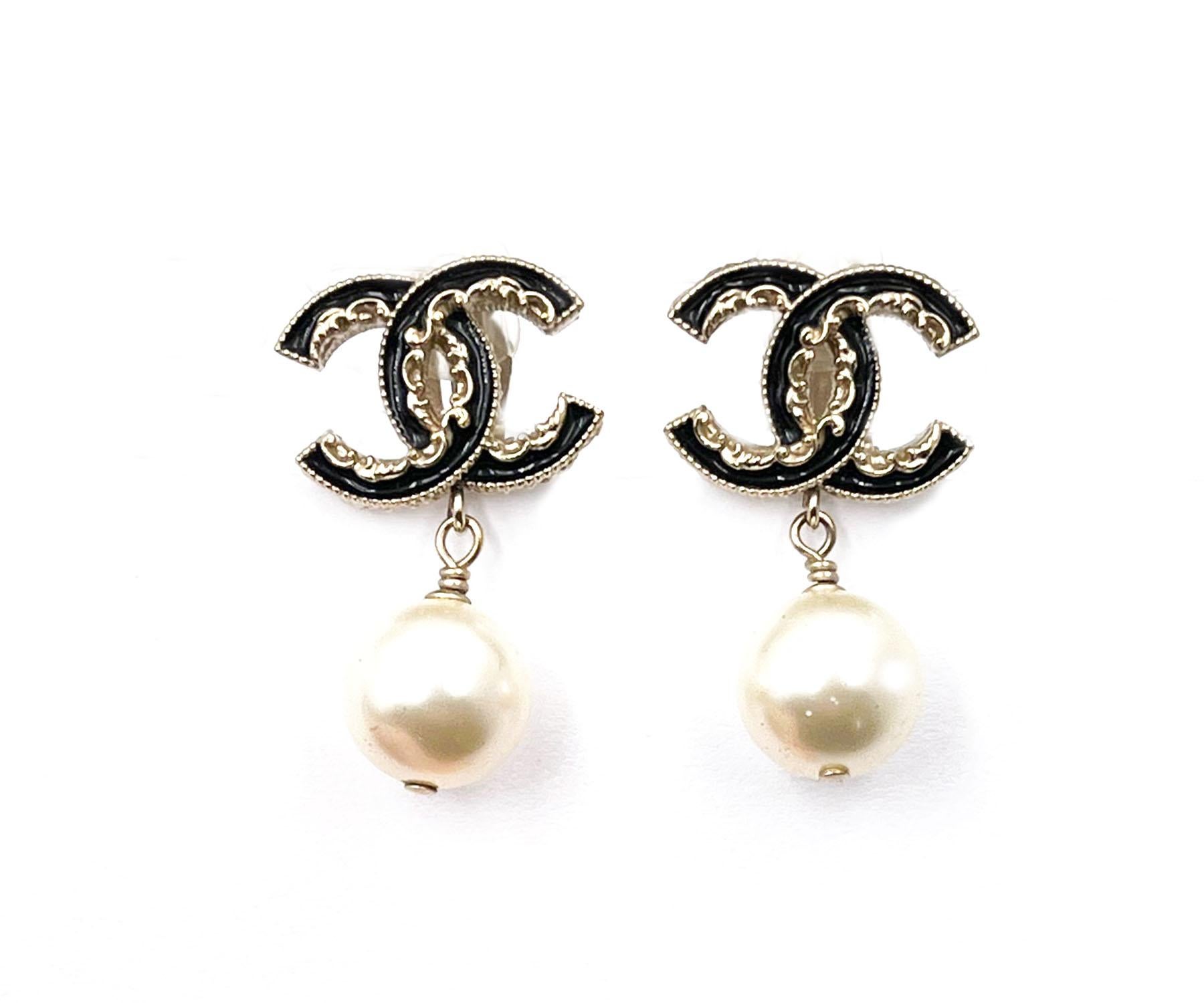 Chanel Gold CC Schwarze Rüschen-Perlen-Ohrclips mit Clip auf Tropfen

* Markiert 14
* Hergestellt in Italien
*Wird mit der Originalverpackung und dem Etui geliefert.

- Es ist ungefähr 0,8