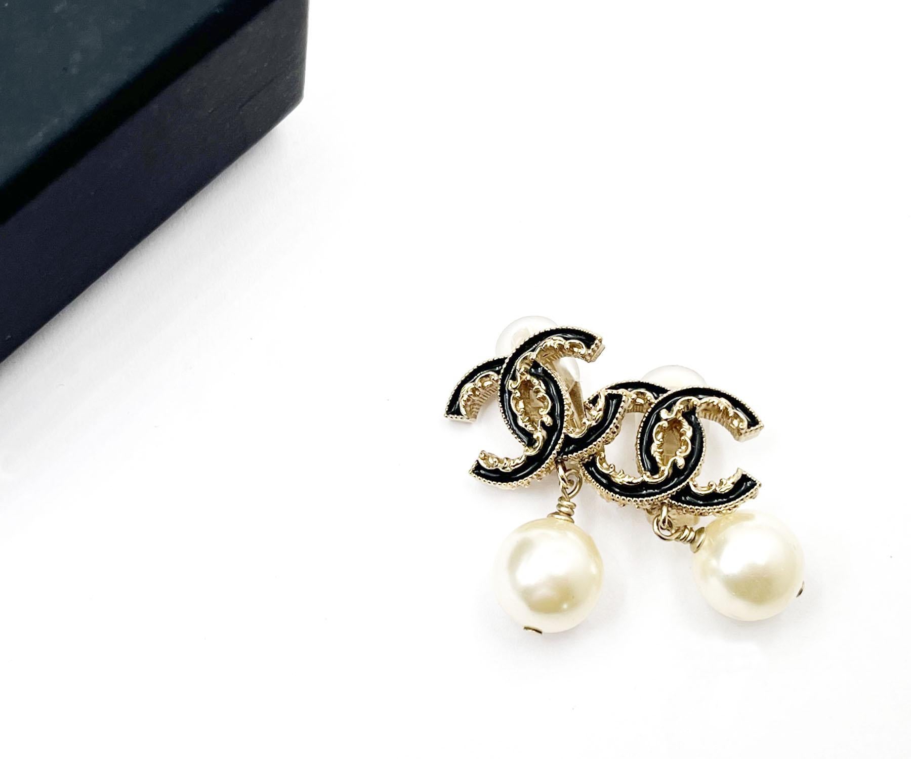 Artisan Chanel Gold CC Black Ruffle Pearl Dangle Clip on Drop Earrings For Sale