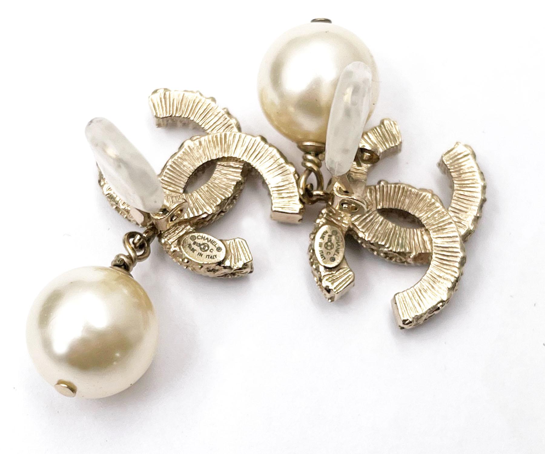 Chanel Gold CC Black Ruffle Pearl Dangle Clip on Drop Earrings For Sale 1