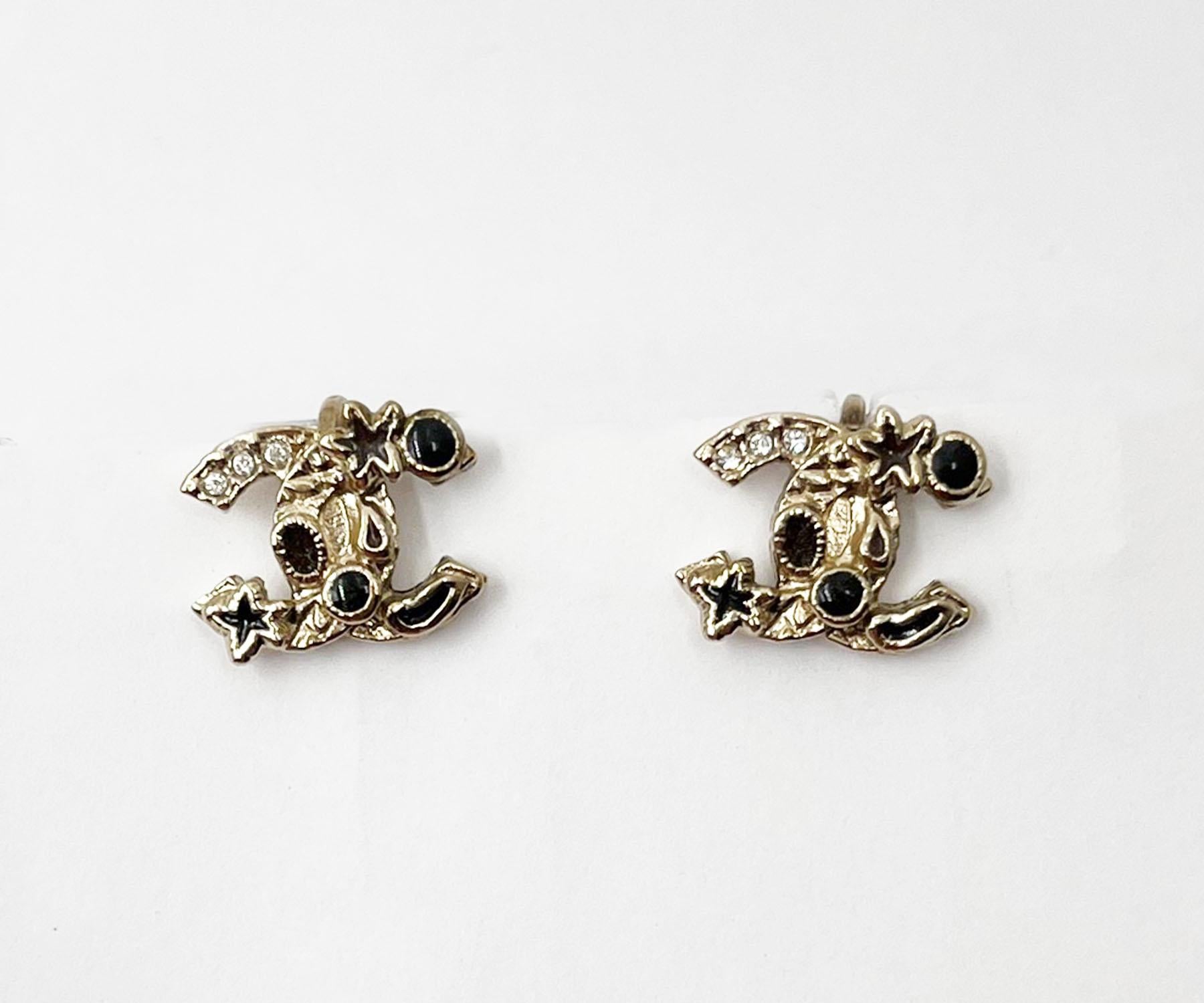 Boucles d'oreilles Chanel or CC noir étoile de mer à clip

*Marked 11
*Fabriqué en France

-Il mesure environ 0,5