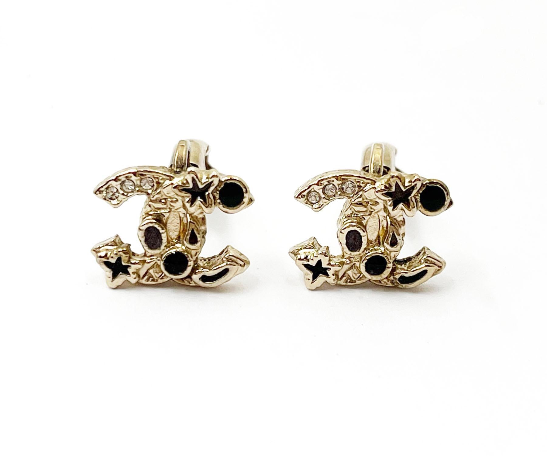 Contemporary Chanel Gold CC Black Starfish Clip on Earrings   For Sale