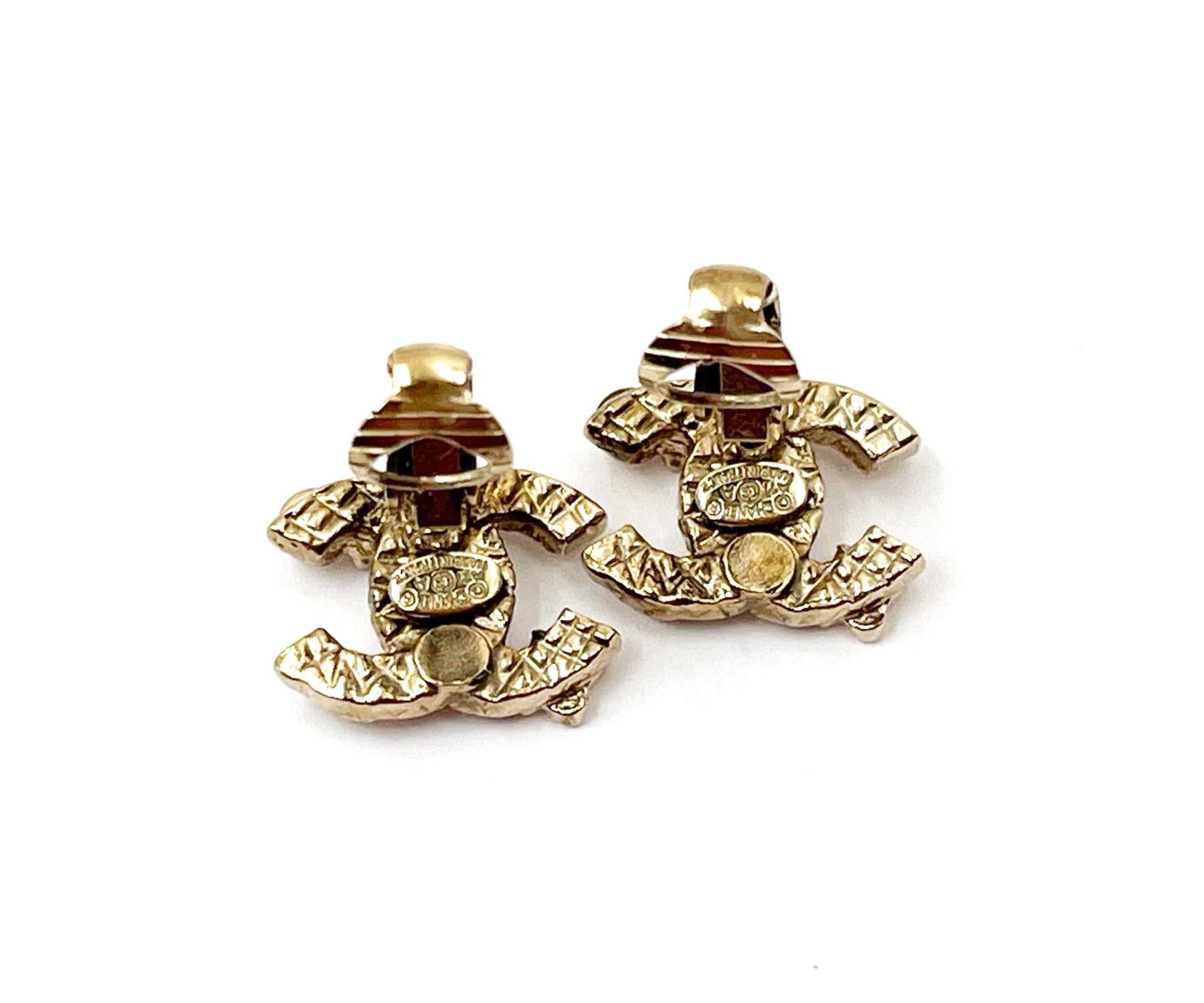 Chanel Gold CC Schwarze Seestern-Ohrclips an Ohrringen   Damen im Angebot