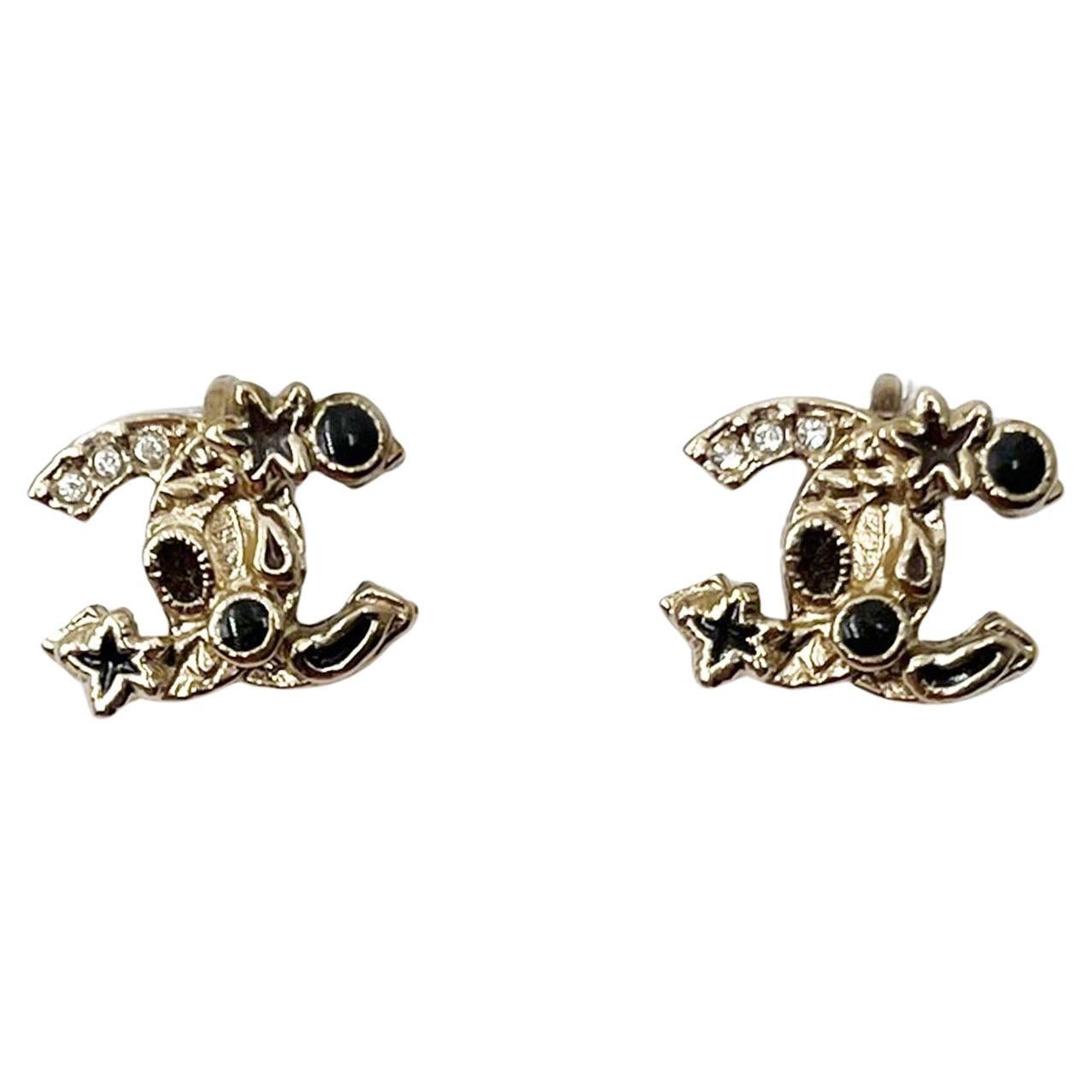Boucles d'oreilles Chanel or CC noir étoile de mer à clip   en vente