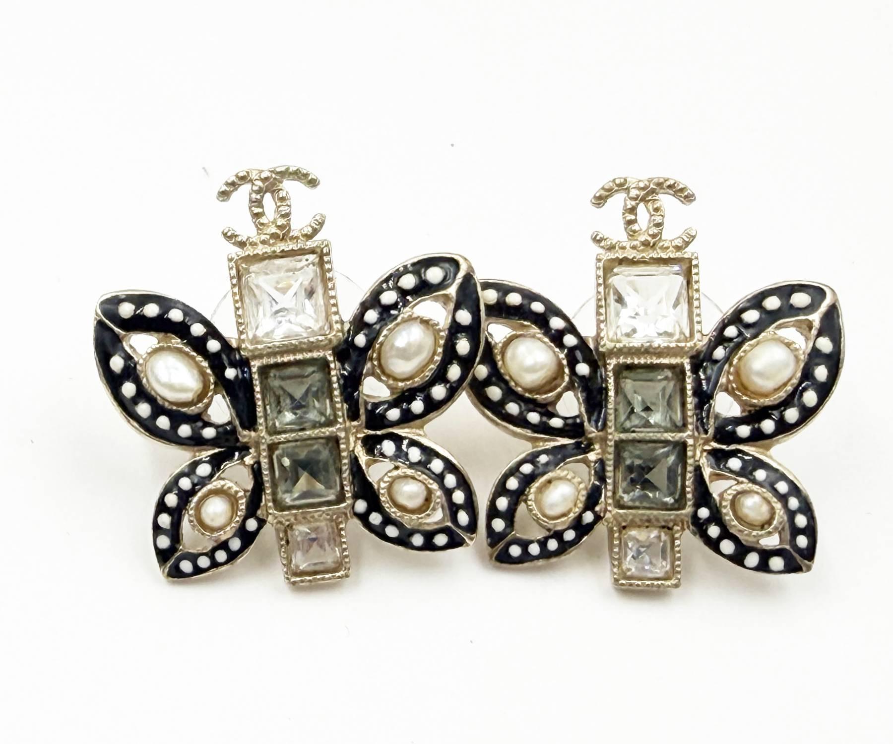 Boucles d'oreilles Piercing Chanel Or CC Noir Blanc Dot Butterfly Pearl

*Marked 16
*Fabriqué en France
*Livré avec la boîte d'origine

-Il mesure environ 1