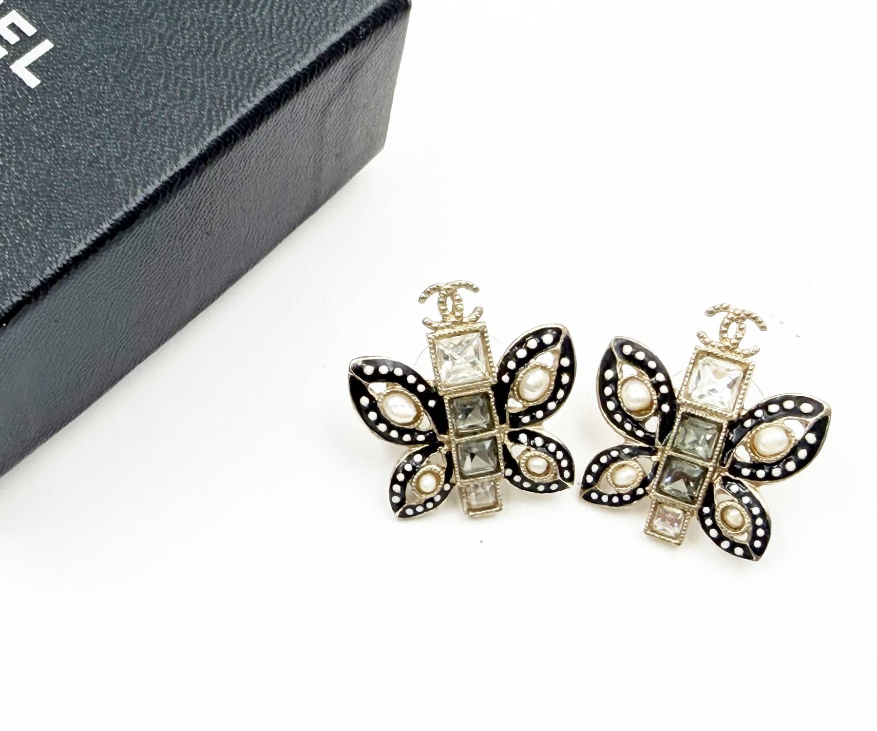 Artisan Boucles d'oreilles Piercing Chanel Or CC Noir Blanc Dot Butterfly Pearl en vente