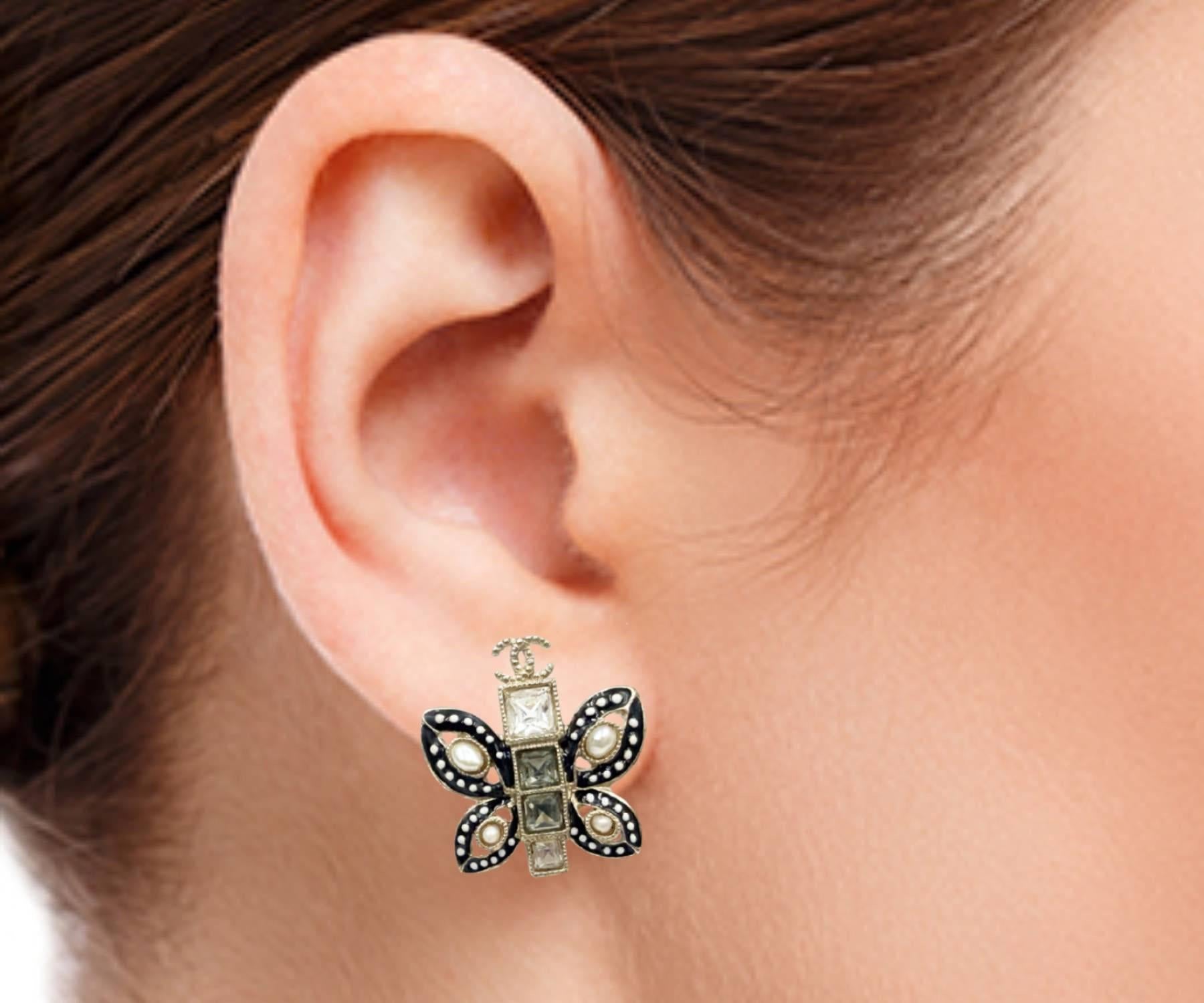 Boucles d'oreilles Piercing Chanel Or CC Noir Blanc Dot Butterfly Pearl Excellent état - En vente à Pasadena, CA
