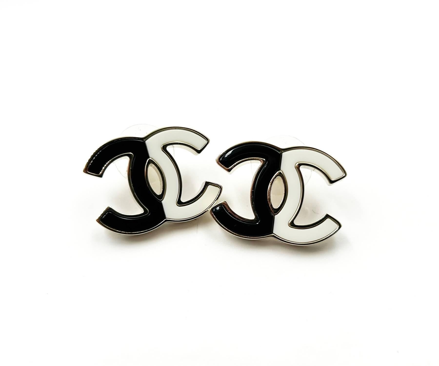 Chanel Classic Gold CC Black White Half Half Large Stud Piercing Earrings  In Excellent Condition For Sale In Pasadena, CA