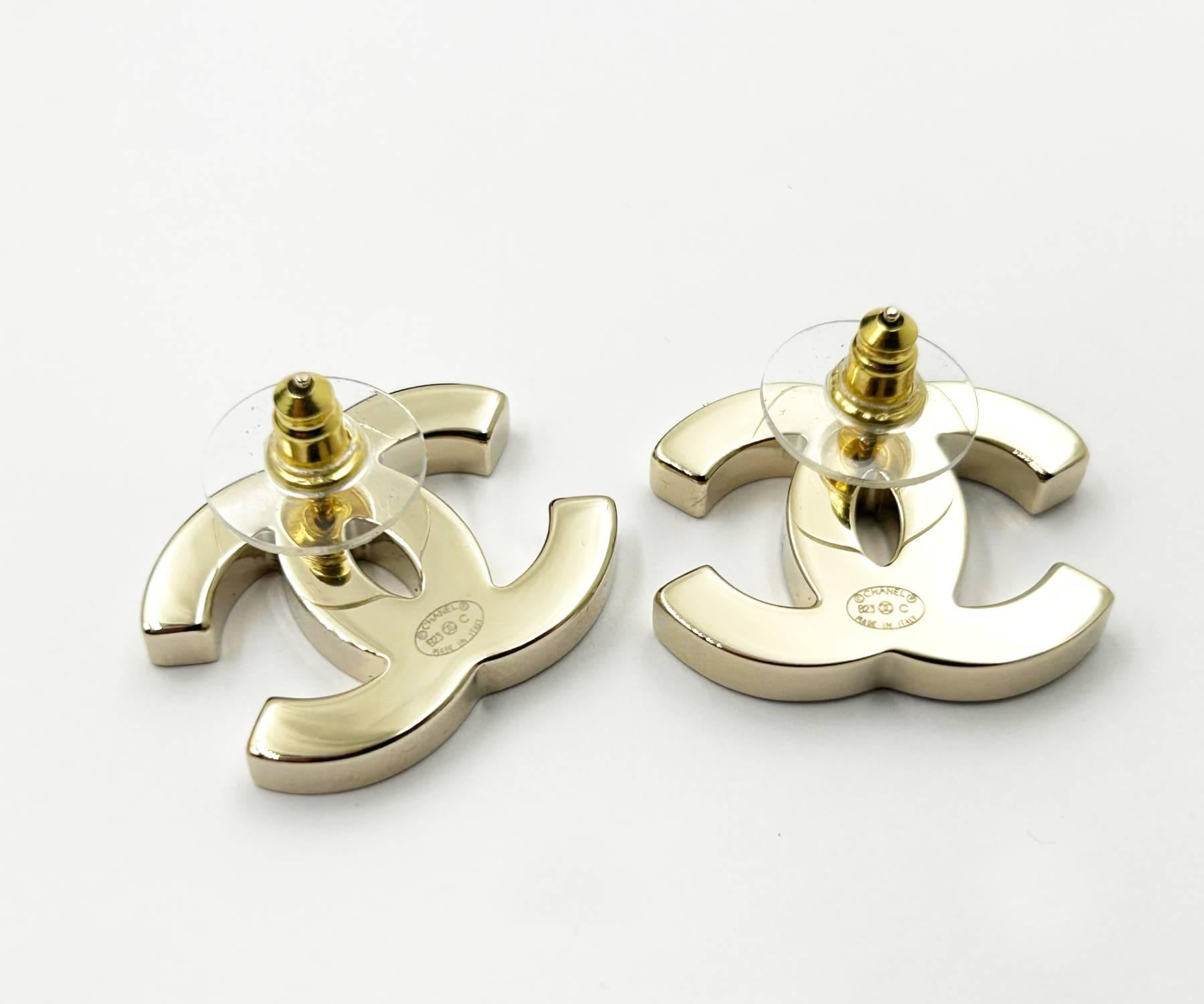 Chanel Classic Gold CC Schwarz Weiß Halb Halb Große Ohrstecker Piercing Ohrringe  Damen im Angebot