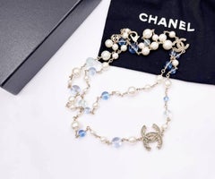 Chanel Collier long en or CC avec perles bleues à volants et perles
