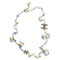Lange Chanel Gold CC Halskette mit blauem Rüschen und blauen Perlen 