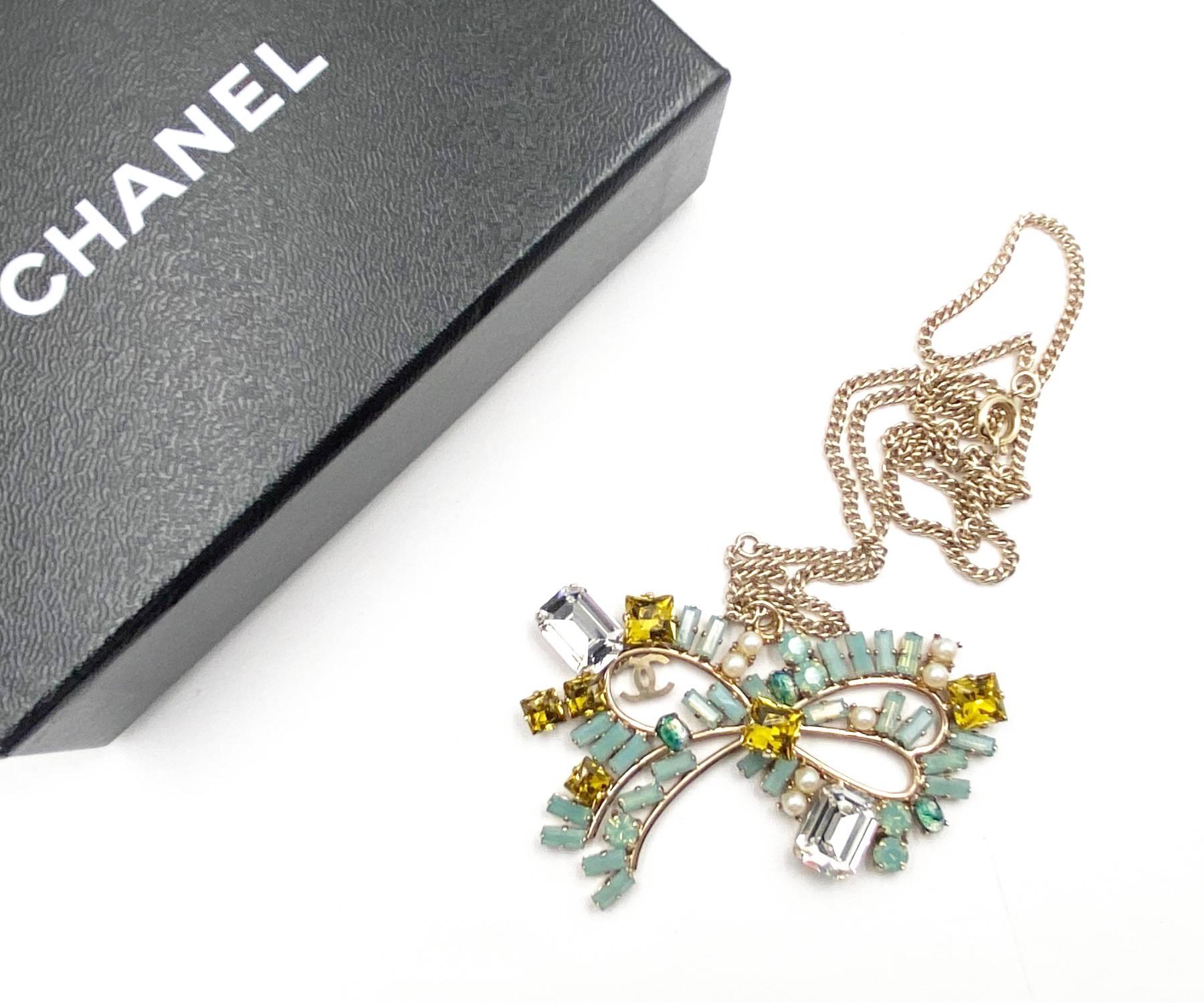 Chanel Gold CC Bow Turquoise Mustard Crystal Necklace

*Marked 05
*Made in Italy
*Comes with original box

-It is approximately 16″ to 23″ long.
-The pendant is approximately 3″ x 2″.
-The beautiful pendant is full of turquoise and mustard color