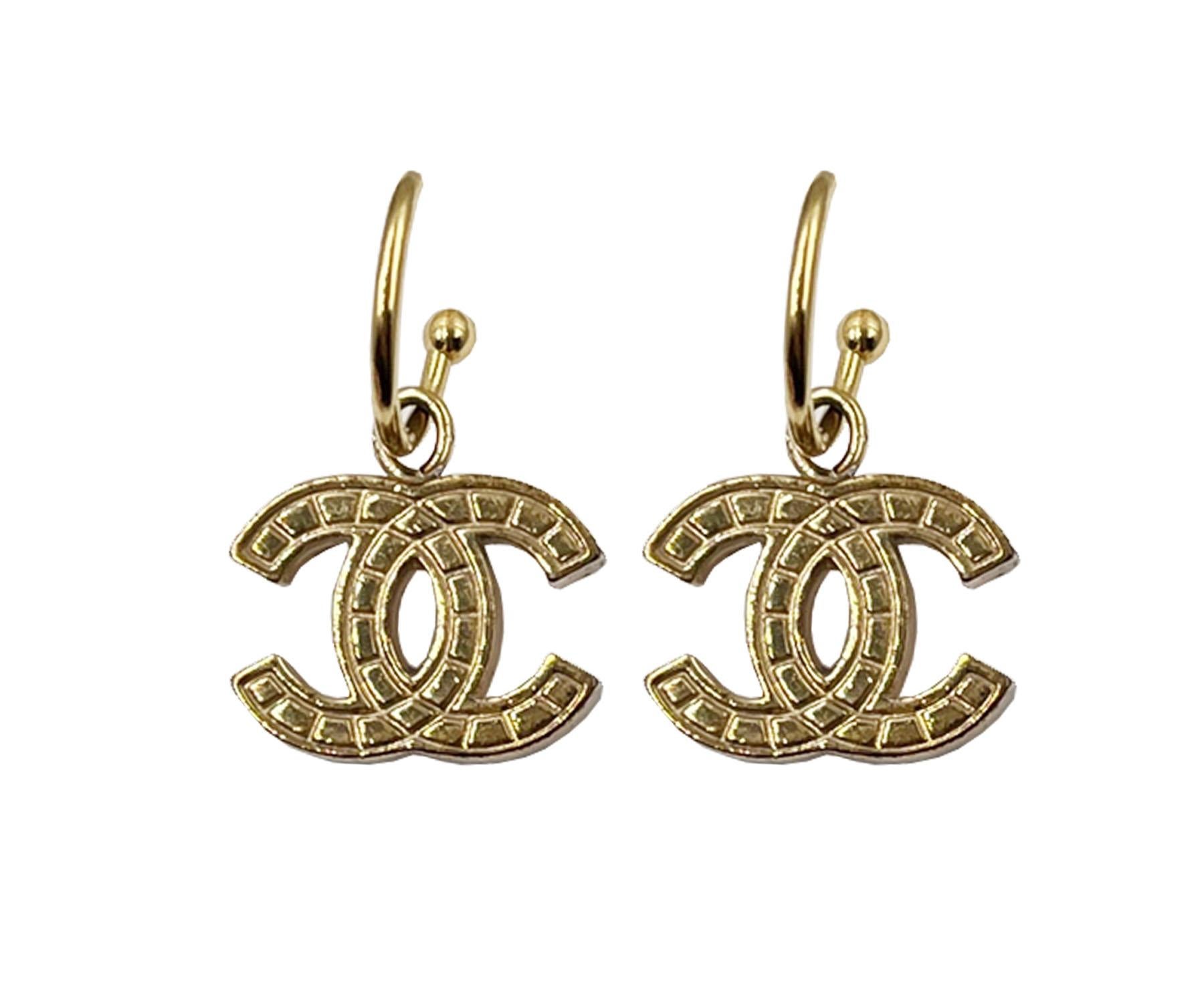 Chanel Gold CC Brick Hoop Earrings 

*Marked 03
*Made in France

-It is approximately 1