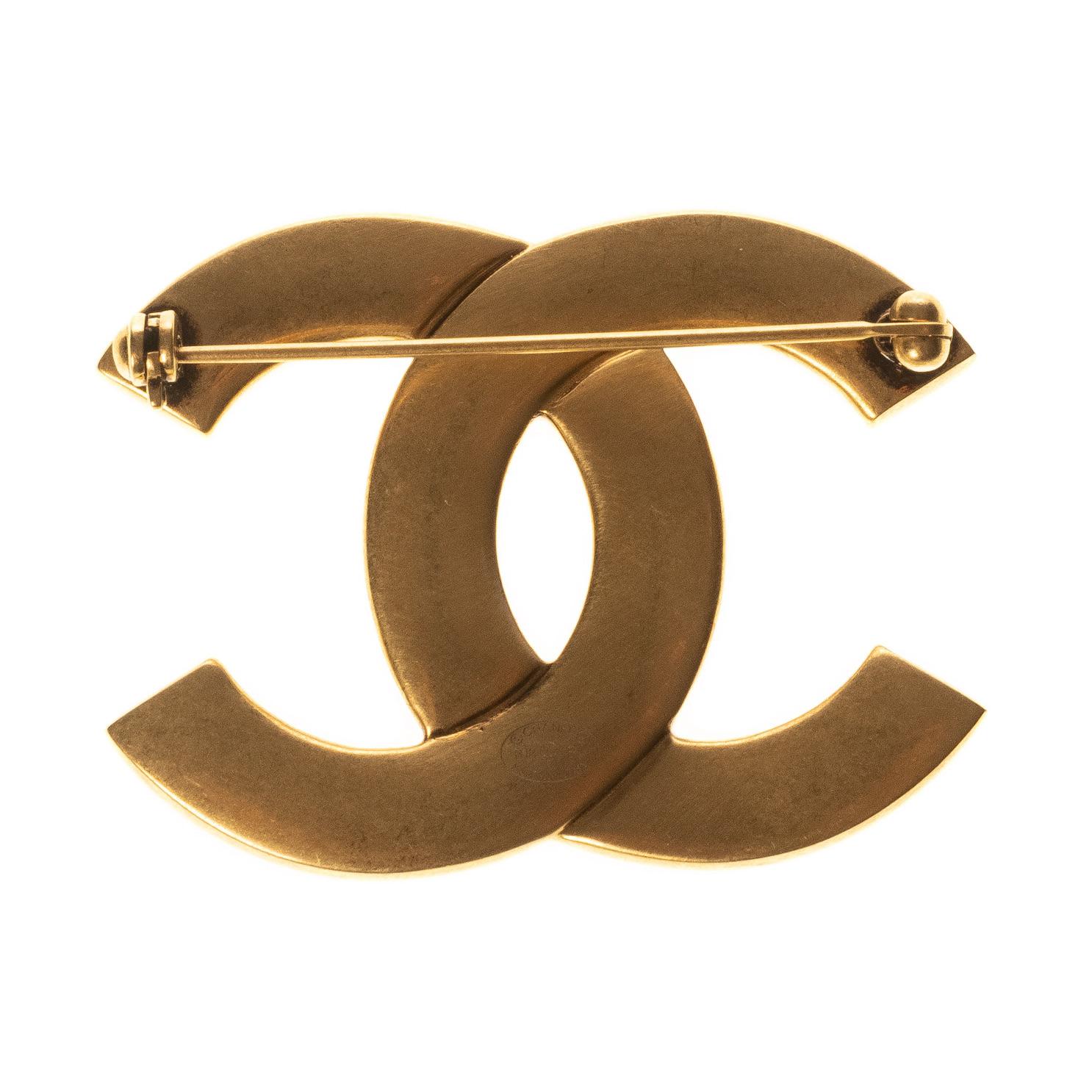 Chanel CC Gold Brooch, from the 2018 collection. Intricate design on the logo, featuring a pin on the back, all in very good condition.

COLOR: Gold
MATERIAL: Metal
ITEM CODE: B18 8
MEASURES: H 1.5” x L 2”
COMES WITH: Chanel box.
CONDITION: Very