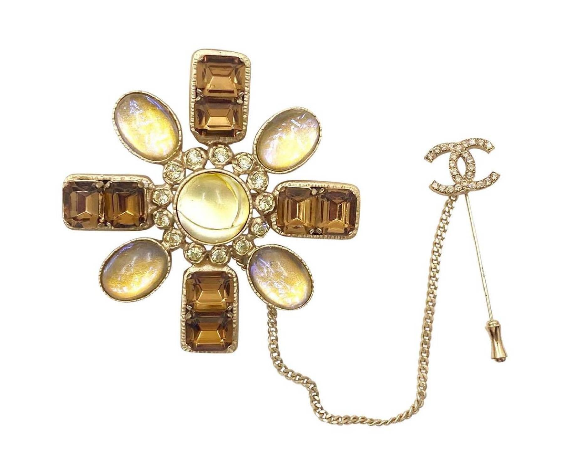 Chanel Gold CC Brown Yellow Bronze Stone Chain Pin Brooch

* Marked 02
* Made in France
* Comes with original box

-The brooch is approximately 3″ x 3″
-The pin is approximately 2.25″ x 3″
-The center stone has 2 cracks.

AB4052-00074


