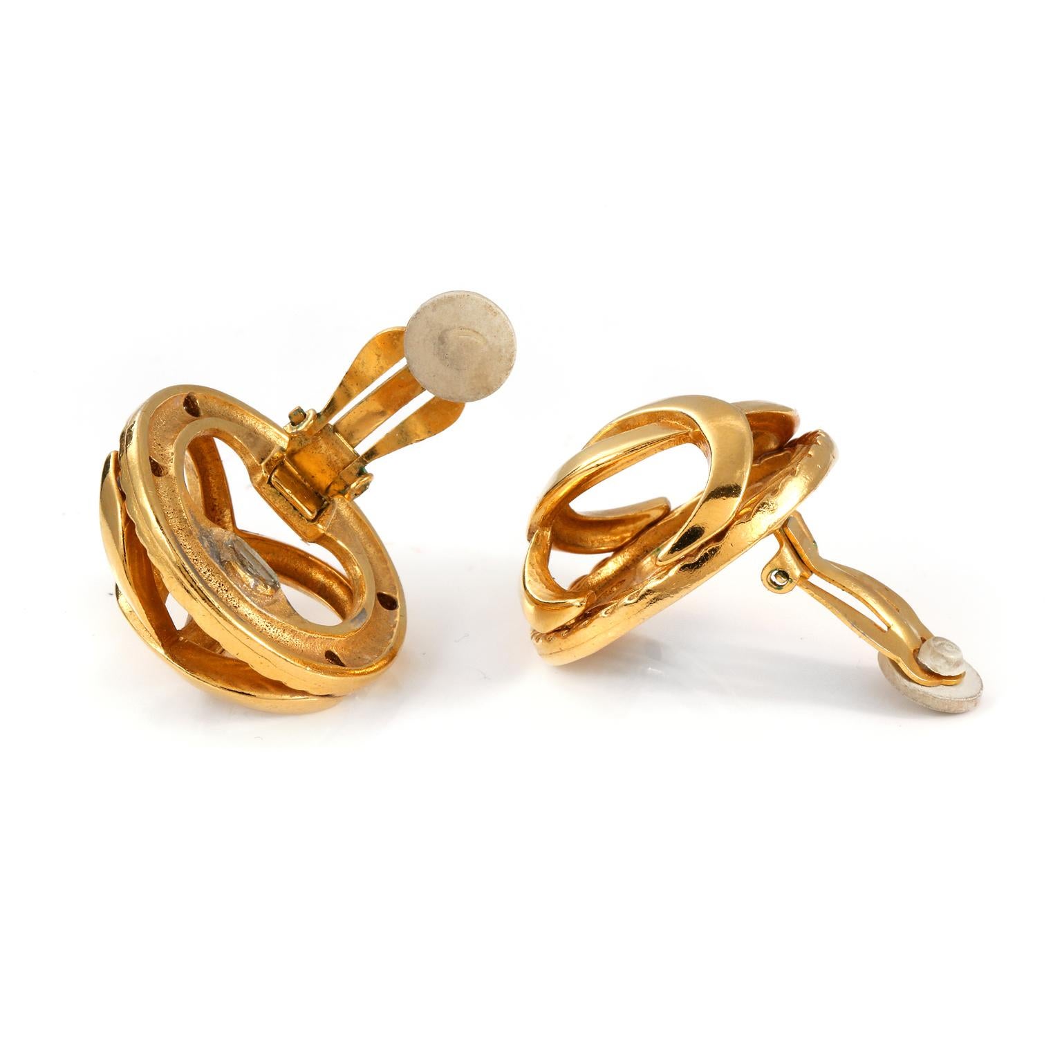 Chanel Gold CC Käfig-Ohrringe im Angebot 1