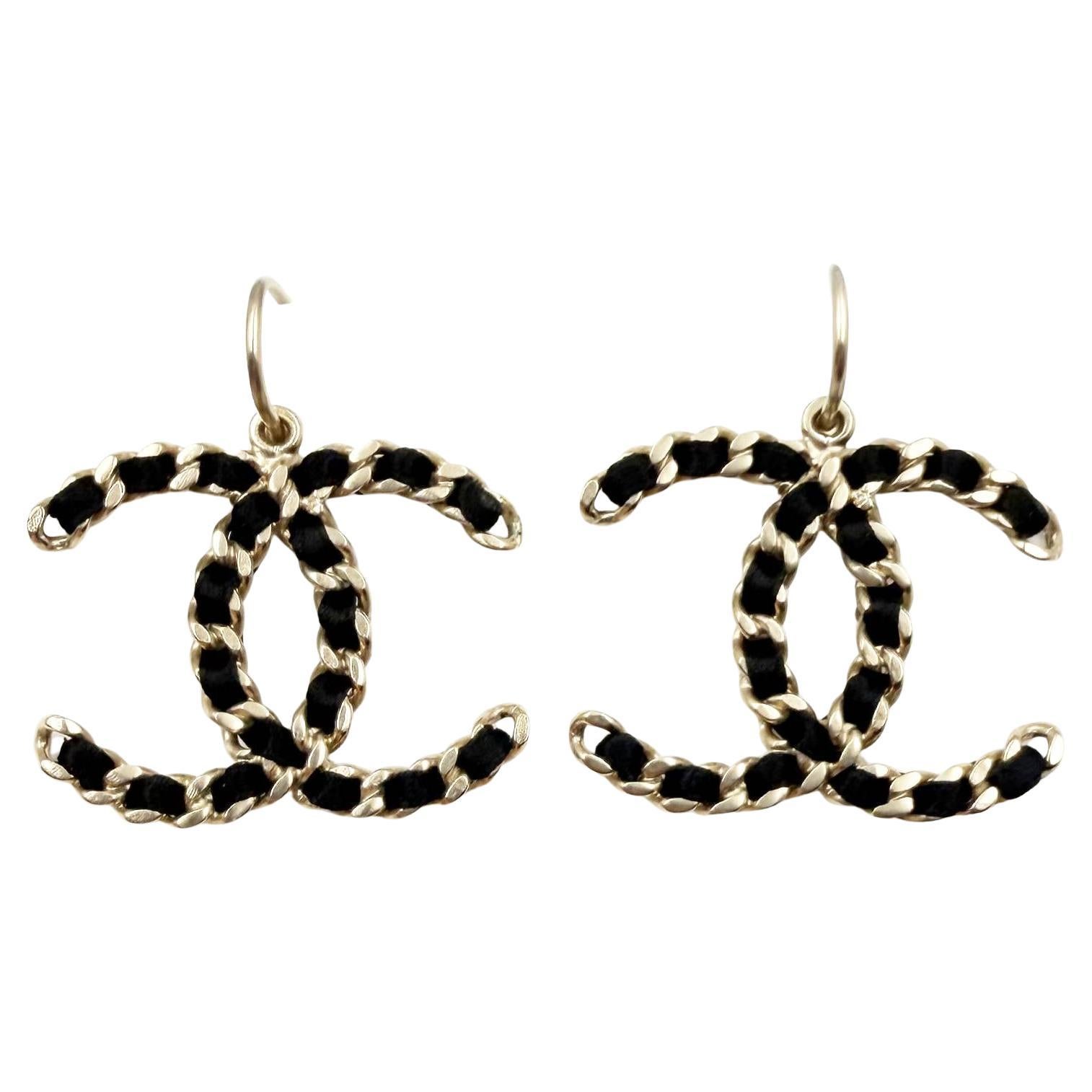 Orecchini a cerchio Chanel oro con catena CC e nastro nero XL