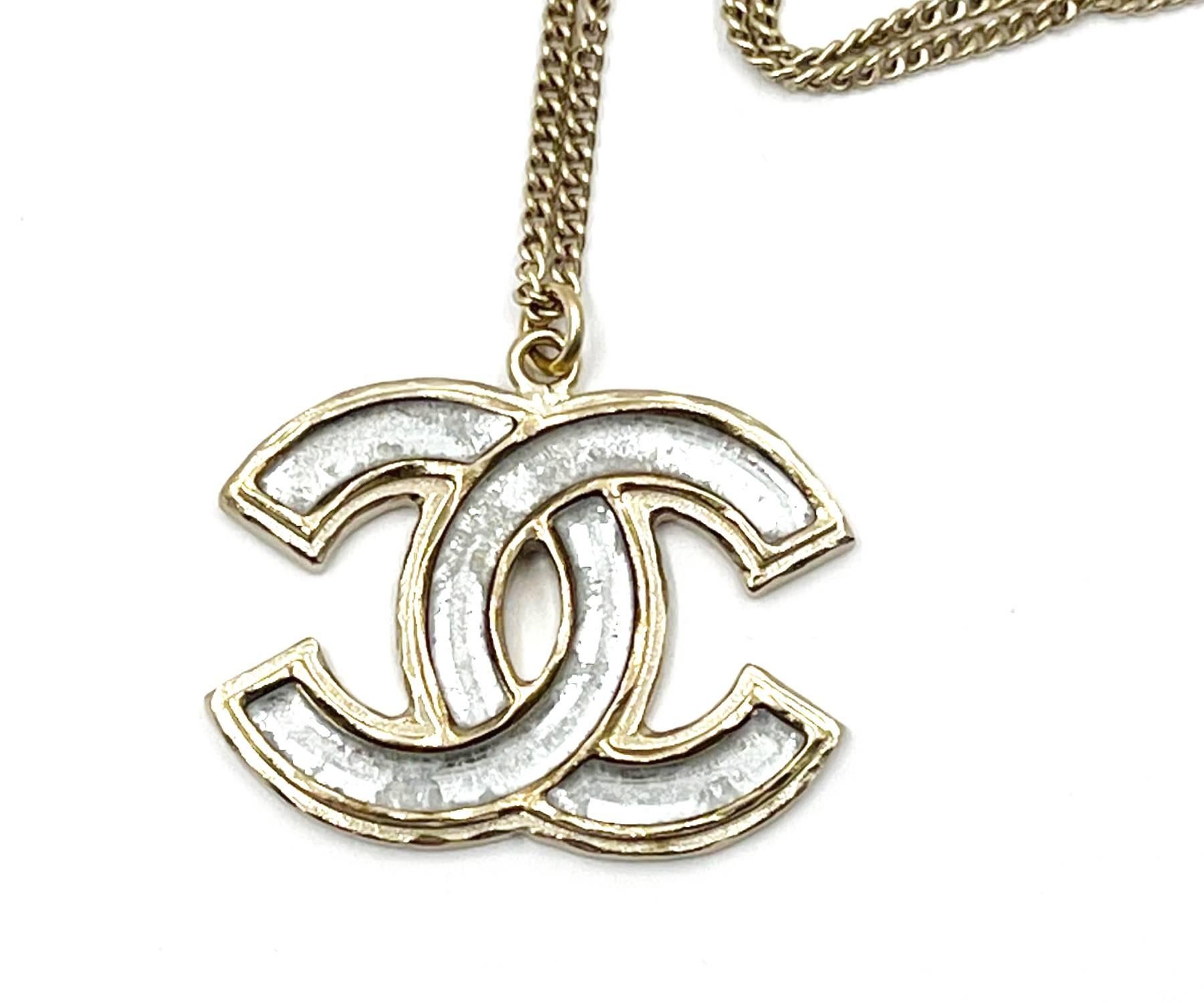 Chanel Gold CC Clear Enamel Pendant Necklace

*Marked 12
*Made in Italy

-The chain is approximately 16.5″ to 23″ long
-Pendant- approximately 1.25″ x 1″
-Very classic and pretty
-In a pristine condition

2132-43345