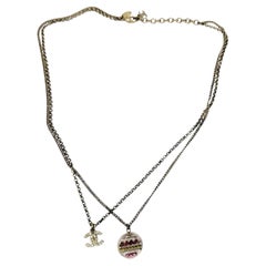 Chanel Gold CC Collar de doble cadena de cristal de resina redondo transparente